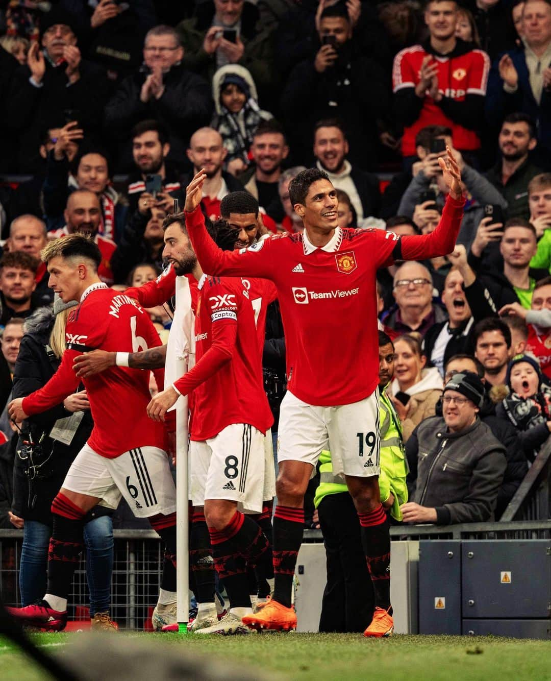 ラファエル・ヴァラーヌのインスタグラム：「Big battle today !! Old Trafford you helped us get across the line 😍」