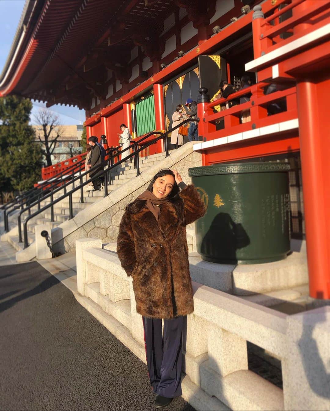 Jade Furutaのインスタグラム：「暖かくなってくれー東京! I’m pretty sure I’m a sunflower🌻 for reals. I need sunshine on me, it makes me happy and energetic☀️ God bring me spring soooon! This girl was made for warm weather! #rabbityear2023 #ilovesunshine #asakusa2023 #観光インフルエンサー #tokyolife #sensojitemple」