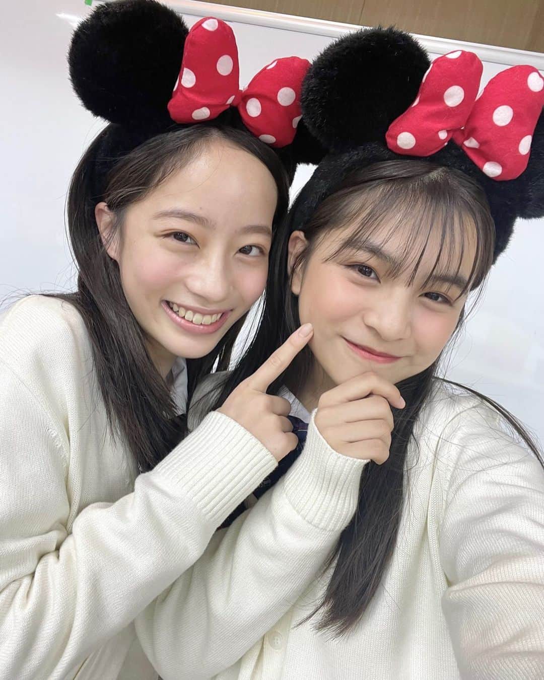のインスタグラム：「ニコラ3月号2月のNEW! NEW! NEWS!のオフショ！  あんじちゃんと一緒にミニーカチューシャをおそろでつけましたー！🫶🏻  実はTDRでミニーマウスのイベントが開催されるんだって🫢💞  めっちゃ楽しそう〜＾＾  他にも2月の最新情報が知れちゃうのでチェックしてねー！  #有坂心花 #ニコラ #nicola #ニコラ3月号発売中 #ニコモ #オフショット」