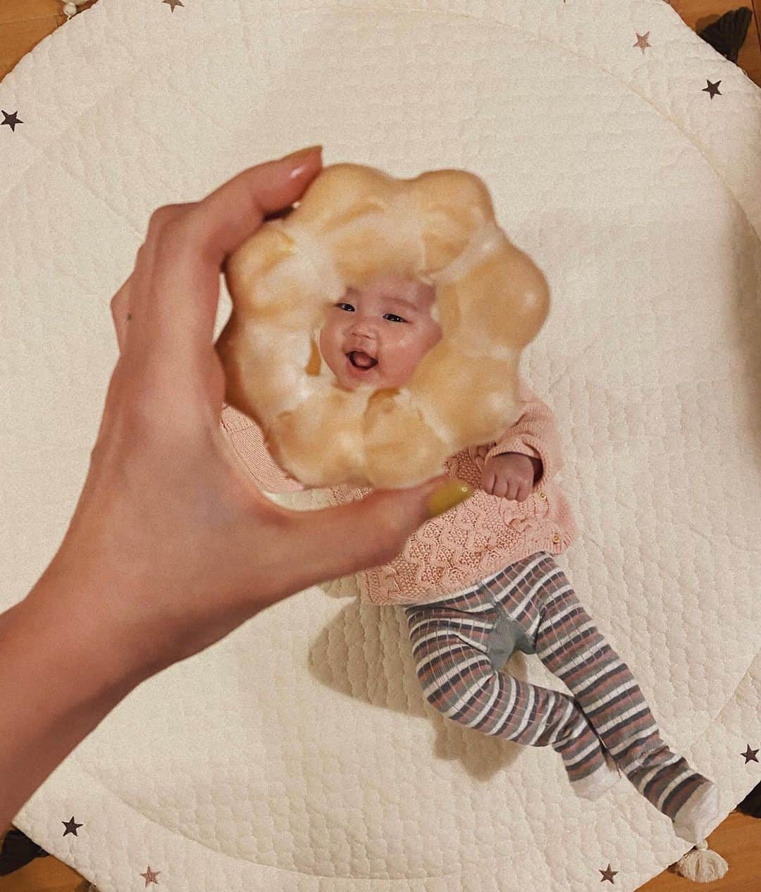 酒井麻里（Juri）さんのインスタグラム写真 - (酒井麻里（Juri）Instagram)「🍩 最近ほーんとよく笑うニコニコちゃん◡̈♫  #生後2ヶ月  #babygirl」2月4日 18時01分 - jurixoxoxo