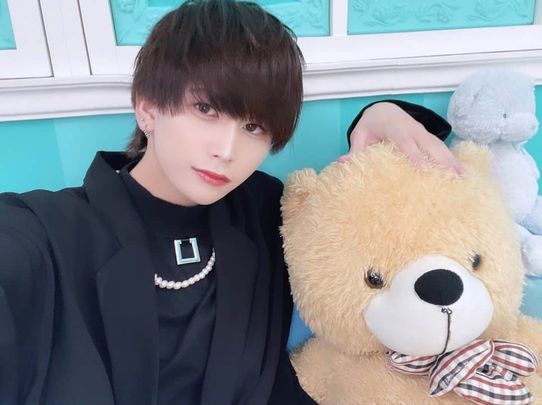 のインスタグラム：「誰にイタズラして遊ぶ？🧸」