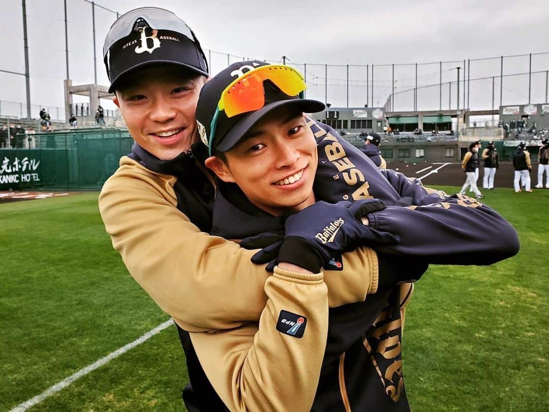 山﨑福也のインスタグラム：「抱きついたり、抱きつかれたりで忙しいですが、キャンプは順調です☺️ 引き続き頑張ります💪 #山岡泰輔 #宮城大弥  #宮崎キャンプ」