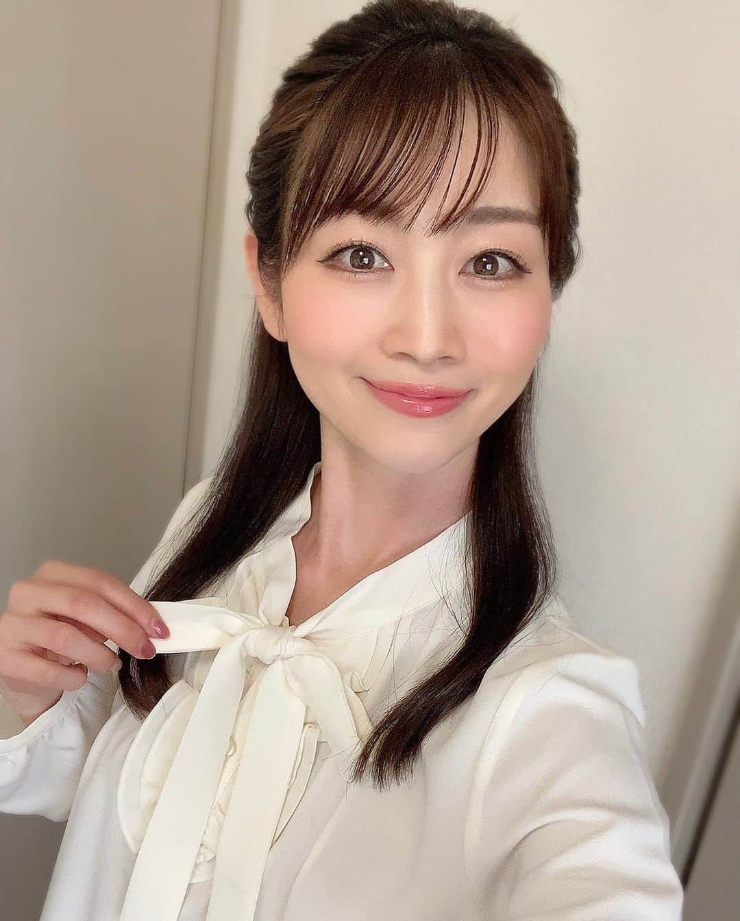 大寺かおりさんのインスタグラム写真 - (大寺かおりInstagram)「実家で急遽、仕事用の動画を撮らなければならなくなり、真冬のニットしか持ってきてなかったので母に服を借りました🌼 . 母とはウエストがほぼ同じなので学生時代もたまに服を借りてたなぁ〜と思い出しました。 . お昼に撮ったら日差しでメイクが飛んでしまったので濃いめにしたのですが、、 . 最近すっぴんかテキトーメイクばかりだったのに いきなり120%のバッチリヘアメイクで リビングに行ったらビックリされて 「クレオパトラじゃん」と母に言われました🤣 光で飛ぶから濃いめにしたんだよ と説明するも「ふーん」の一言 . にしてもクレオパトラって笑 そうそう、母はエジプト好きなのです。 褒め言葉ってこと？(絶対違う) . #アナウンサー #実家で動画撮影 #恥ずかしい」2月4日 18時18分 - kaori_ootera