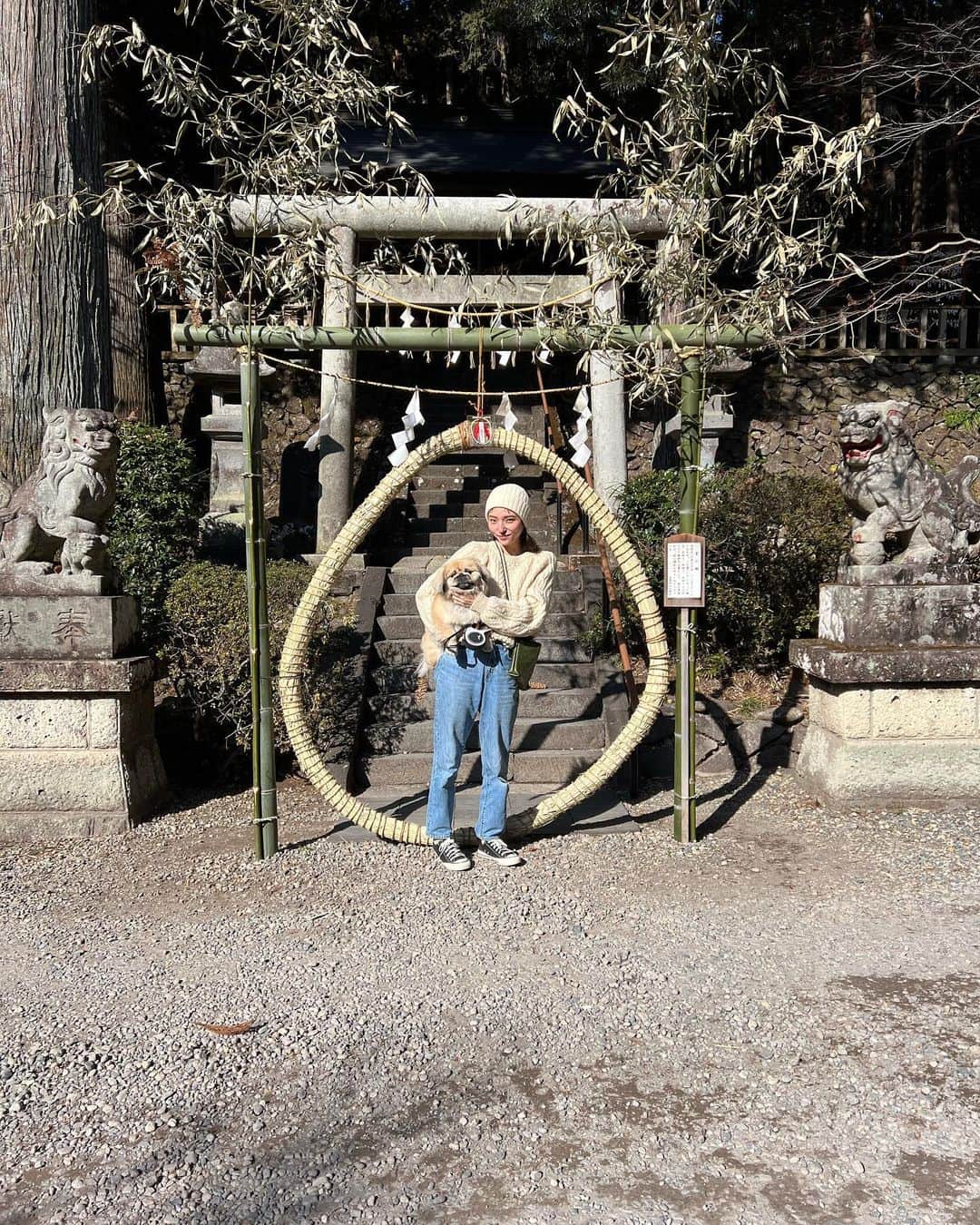 倉本知尋のインスタグラム：「＊ 〜健康祈願〜  ここはペット専用の 無病息災の絵馬もある 日光の【大室髙龗神社】 おおむろたかお神社にお参りにきました🚗🫧  #フルーツ包むアミアミみたいなニットキャップ」