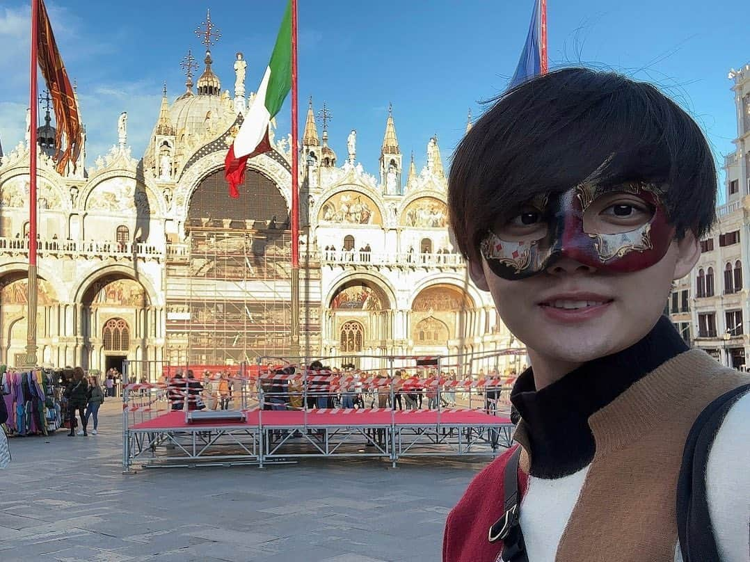 糠信泰州さんのインスタグラム写真 - (糠信泰州Instagram)「去年のイタリア旅行の写真です🇮🇹 ヴェネツィアンマスクでうかれすぎな観光客です笑笑 3枚目がフィレンツェの夜景、4枚目以降はヴェネツィアです☻ 一回ミラノでスリにすられかけました… バックの中に手を入れられていることに気が付きませんでした😂 あと2秒気付くのが遅かったらiPhoneとられてました🤔 皆さんも旅行の際はお気をつけください⚠️  #イタリア #スリ #本当 に#怖い」2月4日 18時37分 - taishunited