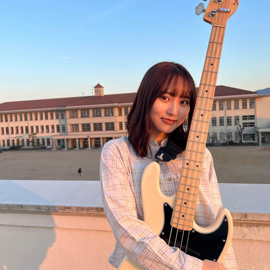 杉岡泉美のインスタグラム：「「卒業式」mv撮影オフショット 屋上がすごく綺麗でした✨ #豊郷小学校」