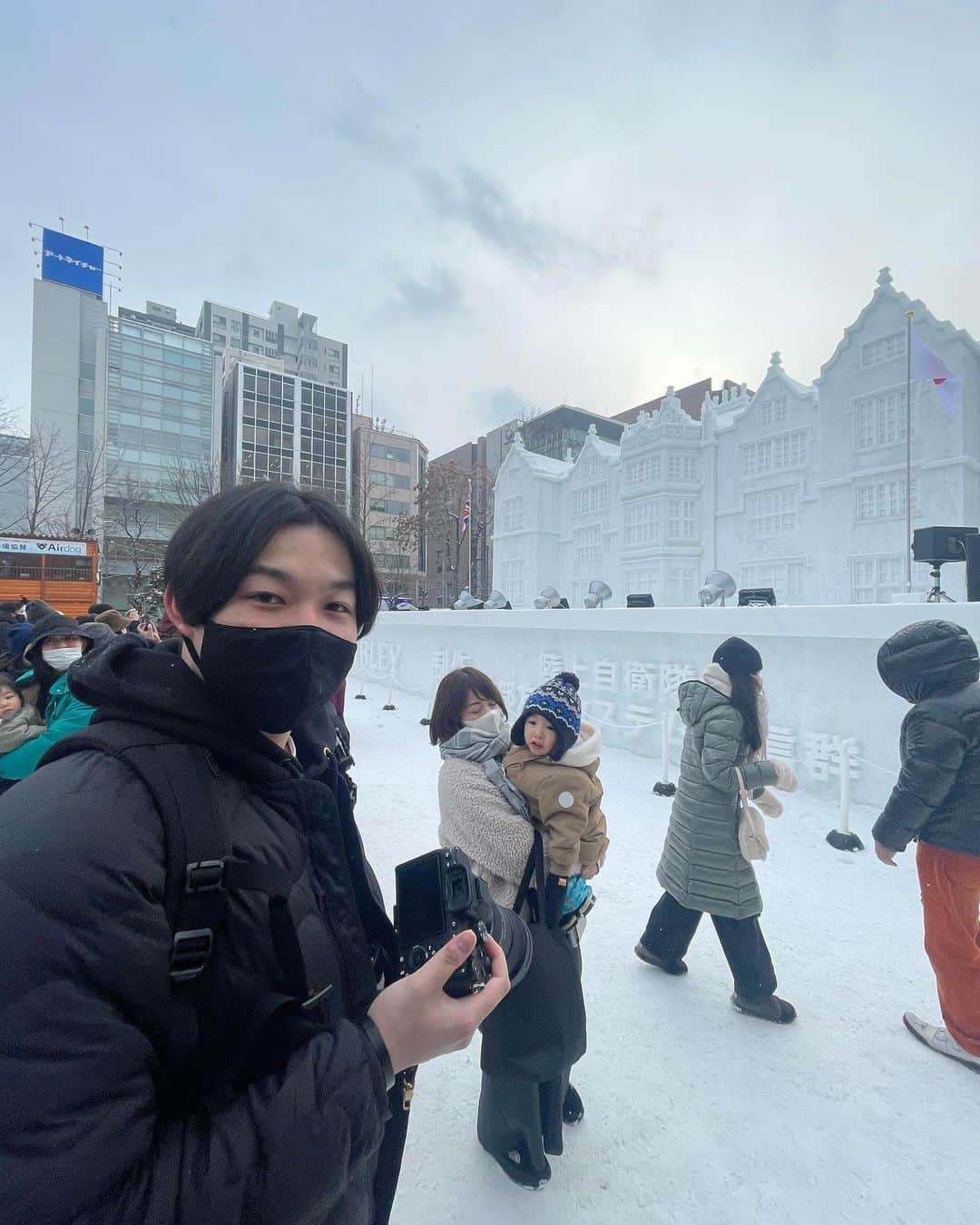榿澤涼太さんのインスタグラム写真 - (榿澤涼太Instagram)「. 札幌観光大使のぶらり旅❄️ 〜【なまら】好きなところしか紹介しないべや〜  今回は札幌の2月の風物詩「さっぽろ雪まつり」をご紹介します。  札幌の大通り公園は四季によって催し物が変わります。 春は「よさこいソーラン祭り」、夏は「ビアガーデン」、秋は「オータムフェス」、冬は「さっぽろ雪まつり」。中でもこの「さっぽろ雪まつり」は日本中だけではなく、世界中からたくさんの人が観に来るかなり人気のイベントとなっております👏  歴史を遡ると、雪まつりが始まった最初のきっかけは札幌の高校生が大通公園に6つの雪像をつくったところから始まったのだとか。 ※サイト情報✍️  大通り公園のテレビ塔がある1丁目から10丁目まで全て雪まつりの会場になります☃️ あとはすすきの会場とつどーむ会場というところでも開催されてます◎ 全部歩いて観賞して、写真も撮るとなると約2時間弱かかる感じかなー🤔  丁目ごとに北海道の各地方局や企業の会場となっており、小雪像同士でコンテストをしていたり、 テレビアニメとのコラボの雪像もあるので、 雪像の凄さを体感できることはもちろん、子どもなどを連れて家族で観にくるのも最高に良いです。  自分も今回は幼馴染みの家族と一緒に観に来ました👶  北海道ってイメージした時に雪って煙たがる人もいるけれど、実際雪まつり最高だし、パウダースノウ最高だし、かまくら最高だし、広大な土地での雪合戦やばいし、四季をしっかり感じるとなると雪は必要不可欠だからやっぱり北海道最高☺️ 札幌最高てことになる☺️  みんなも是非人生で一度は雪像の「本気」を観に来てください❄️ あと今札幌は大体気温が−3°〜10°くらいで北海道以南の人たちからすると結構寒いだろうから（笑）しっかり防寒して来てね🧥🧣  ■札幌雪まつり  ○開催期間 2023年2月4日（土）～2月11日（土・祝） ※ライトアップは22:00まで  ○開催場所 大通り会場 すすきの会場 ※つどーむ会場は今年は中止  #札幌観光大使 #札幌 #札幌観光名所 #北海道観光名所 #札幌雪まつり #大通り公演 #すすきの #つどーむ」2月4日 18時46分 - hannokizawadesu