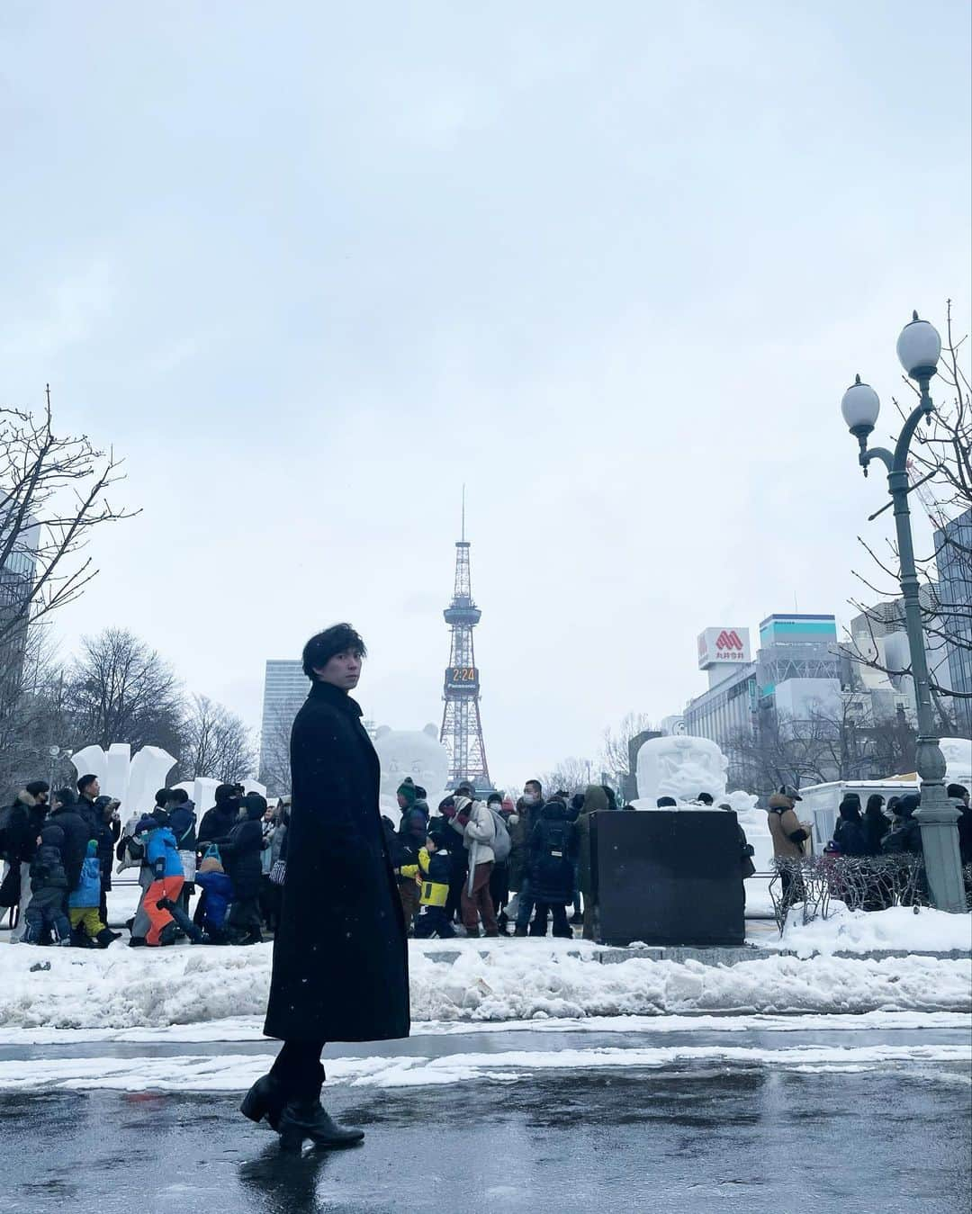 榿澤涼太のインスタグラム：「. 札幌観光大使のぶらり旅❄️ 〜【なまら】好きなところしか紹介しないべや〜  今回は札幌の2月の風物詩「さっぽろ雪まつり」をご紹介します。  札幌の大通り公園は四季によって催し物が変わります。 春は「よさこいソーラン祭り」、夏は「ビアガーデン」、秋は「オータムフェス」、冬は「さっぽろ雪まつり」。中でもこの「さっぽろ雪まつり」は日本中だけではなく、世界中からたくさんの人が観に来るかなり人気のイベントとなっております👏  歴史を遡ると、雪まつりが始まった最初のきっかけは札幌の高校生が大通公園に6つの雪像をつくったところから始まったのだとか。 ※サイト情報✍️  大通り公園のテレビ塔がある1丁目から10丁目まで全て雪まつりの会場になります☃️ あとはすすきの会場とつどーむ会場というところでも開催されてます◎ 全部歩いて観賞して、写真も撮るとなると約2時間弱かかる感じかなー🤔  丁目ごとに北海道の各地方局や企業の会場となっており、小雪像同士でコンテストをしていたり、 テレビアニメとのコラボの雪像もあるので、 雪像の凄さを体感できることはもちろん、子どもなどを連れて家族で観にくるのも最高に良いです。  自分も今回は幼馴染みの家族と一緒に観に来ました👶  北海道ってイメージした時に雪って煙たがる人もいるけれど、実際雪まつり最高だし、パウダースノウ最高だし、かまくら最高だし、広大な土地での雪合戦やばいし、四季をしっかり感じるとなると雪は必要不可欠だからやっぱり北海道最高☺️ 札幌最高てことになる☺️  みんなも是非人生で一度は雪像の「本気」を観に来てください❄️ あと今札幌は大体気温が−3°〜10°くらいで北海道以南の人たちからすると結構寒いだろうから（笑）しっかり防寒して来てね🧥🧣  ■札幌雪まつり  ○開催期間 2023年2月4日（土）～2月11日（土・祝） ※ライトアップは22:00まで  ○開催場所 大通り会場 すすきの会場 ※つどーむ会場は今年は中止  #札幌観光大使 #札幌 #札幌観光名所 #北海道観光名所 #札幌雪まつり #大通り公演 #すすきの #つどーむ」