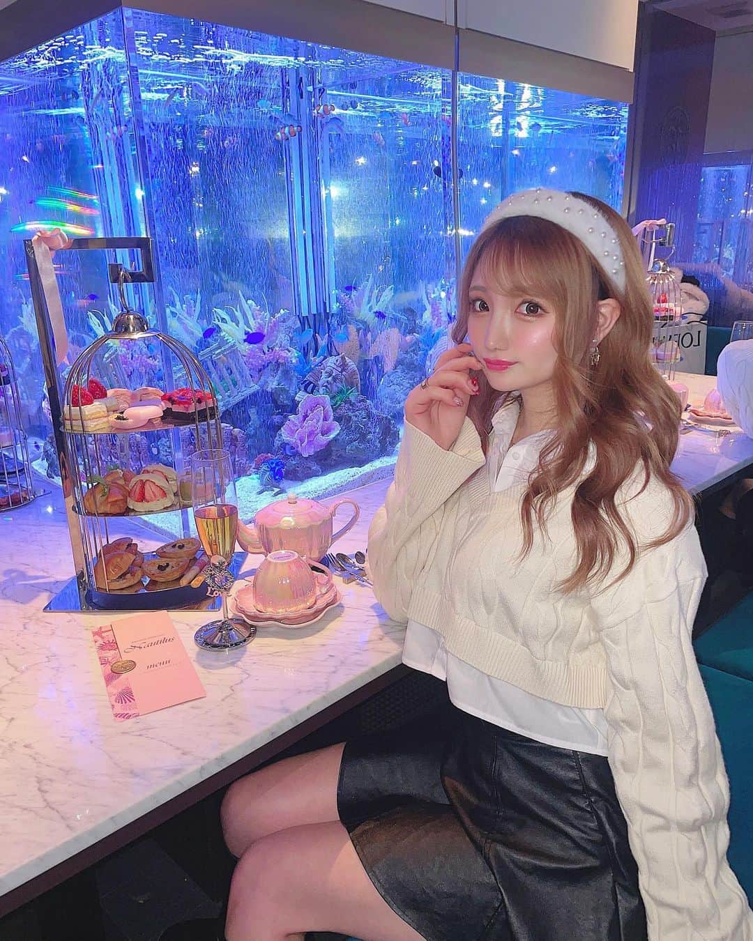 のインスタグラム：「まるで豪華客船の船室にいるかの ようなアフタヌーンティー🛳🐠💓  上野にある、 『アクアリウムレストラン Nautilus』 がよすぎた🥹❤︎❤︎！！  ▶︎ @aquarium_nautilus_   全部個室で、それぞれに水槽があるの♡  そんな素敵空間で苺のアフタヌーンティー🍓 を楽しんできたんだけど、  食器とかティーポットとかから 全て可愛くて、食べ物も可愛さもあるのに しっかり美味しかった☺️🧁💓💓💓！  しょっぱい系も多めで美味しくて最高でした♡ てぃー ぜひ行ってみてね\( ˆoˆ )/🌈❤︎ . . 🏷 @aquarium_nautilus_  📍東京都台東区上野2-12-23 上野ユーワンビル 5Ｆ 🫖アフタヌーンティー料金：4,800円 . . . #上野グルメ #上野カフェ #上野ランチ #上野ディナー #アフタヌーンティー #アフタヌーンティー東京 #アフヌン #アフヌン巡り #アフタヌーンティー巡り #アフタヌーンティー部 #おしゃれカフェ #カフェ巡り東京」