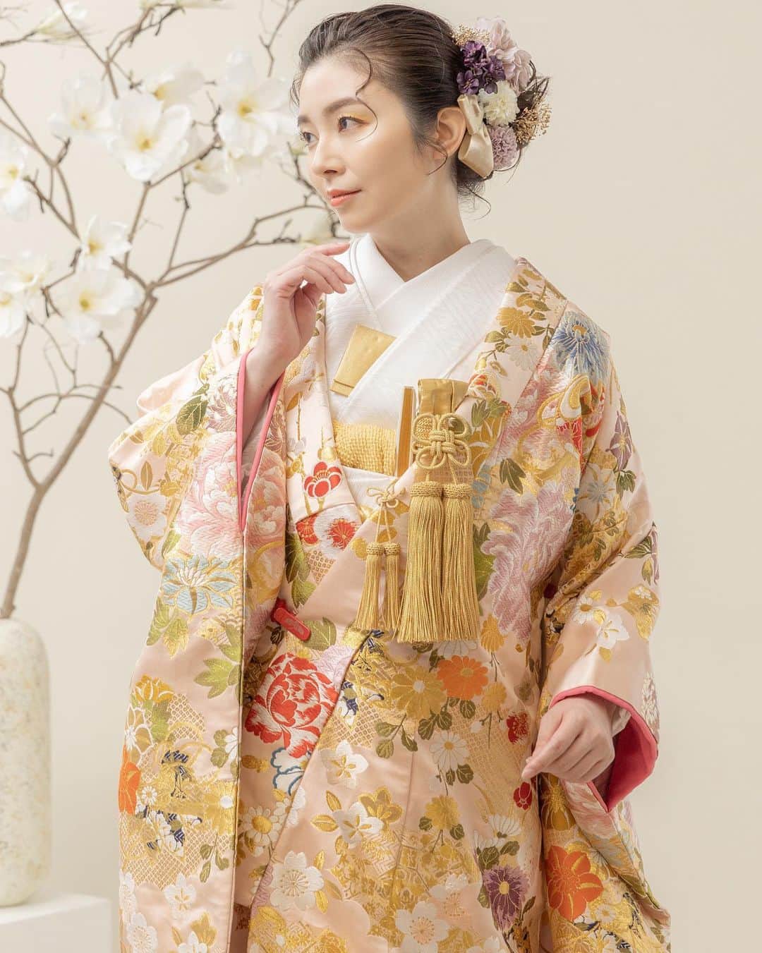 THE KIMONO SHOPのインスタグラム：「． ✿吉祥慶香の宴✿ ． ． 四季花で織りなされた豪華絢爛な一着です . 色鮮やかでこれからの 暖かい季節におすすめです🌸 ． ．  𓇬𓏸𓂂月campaign𓂂𓏸𓇬 . . 月末までにご使用の方に ご新規様%off𓂃𓍯 . . 月来店予約は プロフィールのHPより ご予約承ります𓂂𓏸𓍼 @thekimonoshop_official  . . ※東京店は移転しております . *※東京店※* 〒105-0022 東京都港区海岸1-16-1 ニューピア竹芝サウスタワー12階 ☏03-6402-7271 ・ *※大阪店※* 〒530-0041 大阪市北区天神橋4-7-16 大阪国際学院扇町ビル8階 ☏06-6355-5308 . ※ 火曜日定休（祝日営業） . *※福岡店※* 〒812-0027 福岡県福岡市博多区下川端町3-1 博多リバレインモールB2F ☏092-409-4221 . . #thekimonoshop  #THEKIMONOSHOP #着物 #kimono  #キモノ #白無垢 #色打掛 #和装 #和装結婚式 #和装小物  #和装前撮り #和婚 #前撮り #撮影 #着物レンタル #着物コーディネート  #和装コーディネート  #結婚式 #披露宴 #プレ花嫁  #プレ花嫁準備  #プレ花嫁さんと繋がりたい  #日本中のプレ花嫁さんと繋がりたい #カップルフォト #夫婦写真 #marry花嫁」