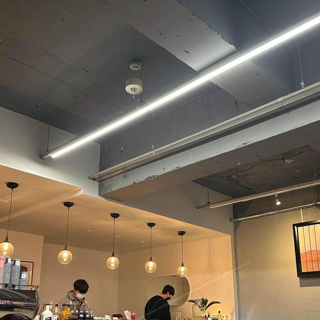 Alisaのインスタグラム：「📍scoop coffee 🧇  #scoopcoffee#韓国カフェ#新大久保#新大久保カフェ#ワッフル」