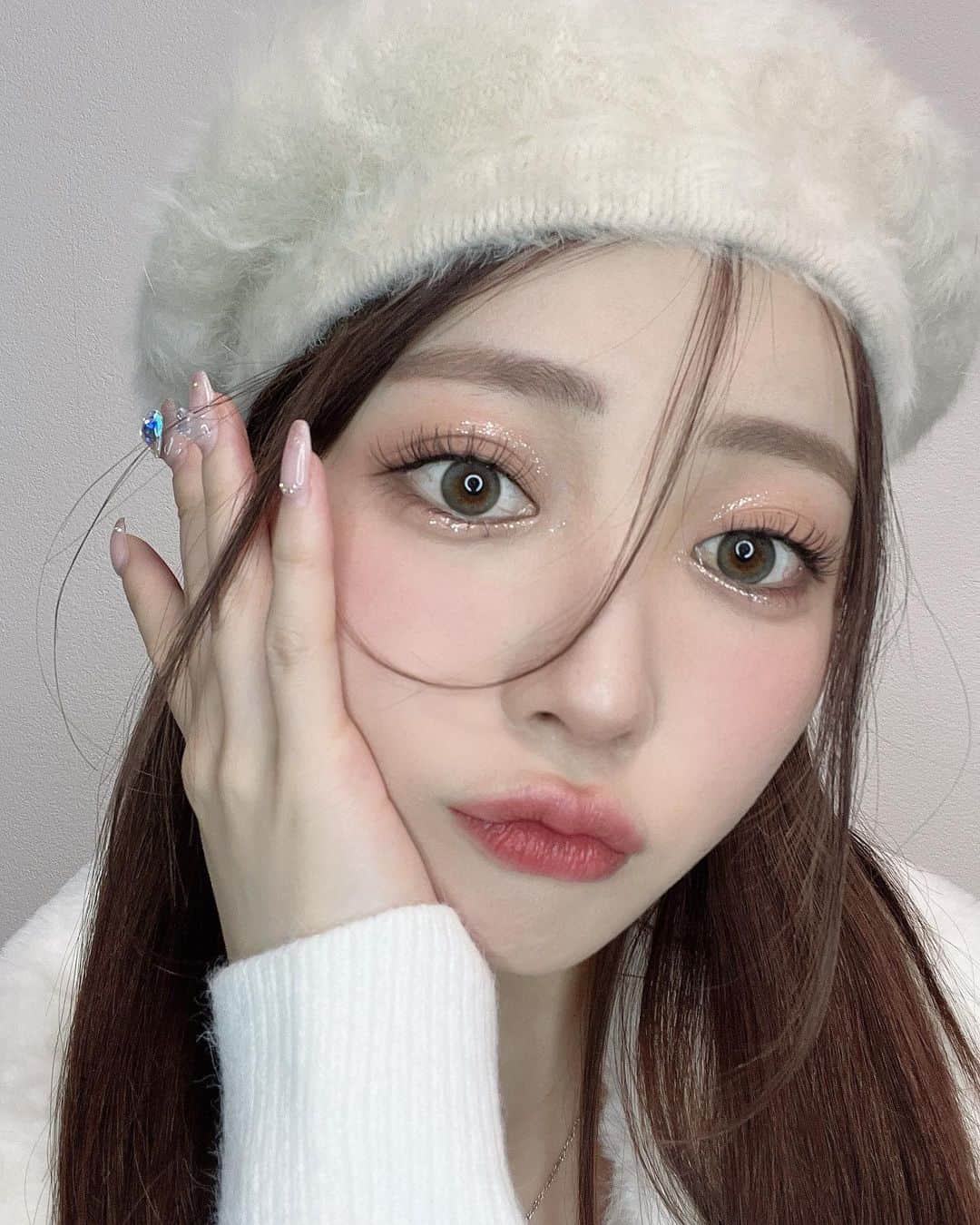 ふくれなのインスタグラム：「中国風メイク✨  朗報！！ なんと！！！ CipiCipからグリッターイルミネーションライナーの新色がでます💖  シピシピ　グリッターイルミネーションライナー　R 06　デイリーベージュ　￥1,320(税込)  3/4店頭web同時発売予定です✨ ※公式オンラインショップは12時発売開始です！  どんな人でも使いやすいグリッターが作りたくて、他のグリッターよりもちょっと大人っぽさをイメージして、たくさんこだわって作りました🐶 色味がベージュだから肌なじみがよくて派手すぎない小さめのシルバーラメがチラチラ光るグリッターです💫  毎日メイクで最近1番使ってる✨ 派手なグリッターが苦手な人にもデイリーベージュおすすめです😉  発売お楽しみに💭」