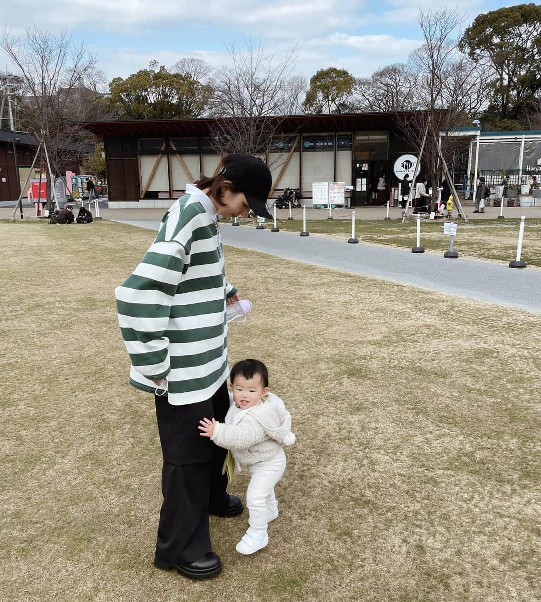 ungrid_maiのインスタグラム：「. #公園コーデ 🏉 . 子供と遊ぶときは楽なのに限る！ (歩き回るようになって特に) 太めのボーダーが公園にマッチした🦖💓 . #6枚目はオン眉ギザギザ前髪の娘 #4枚目写真のために慌ててドリンク持ったの許して .」