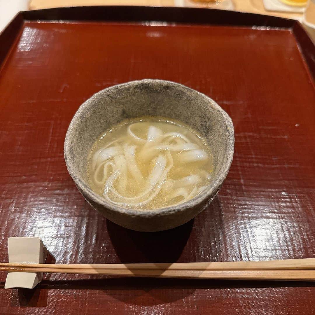 のインスタグラム：「六本木【感情】にて  看板もない会員制の 鴨と蕎麦を主に扱ってるお店。  1枚目の写真の穴子稚魚が抜群でしたー」