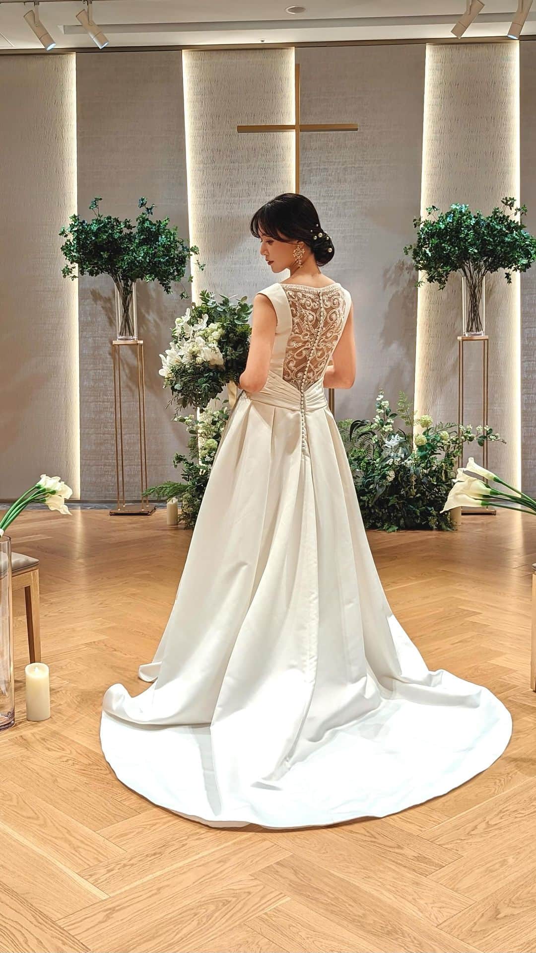 のインスタグラム：「@westinyokohamaweddings の最後のドレスは一番王道✨ 後ろの背中のレースは全て胡桃ボタン。 着るのは大変なのだけど可愛いんだよね☺️💓 . Aラインがとても綺麗に見えるドレスでクラシカルな感じでした！また静止画も投稿しますね💓 . #ブライダルモデル #ウェスティン横浜 #westinyokohama #westin #プレ花嫁 #ドレス試着 #前撮り #ウェディングドレス #ウェディングヘア #ウェディング #結婚式 #ブライダルネイル」