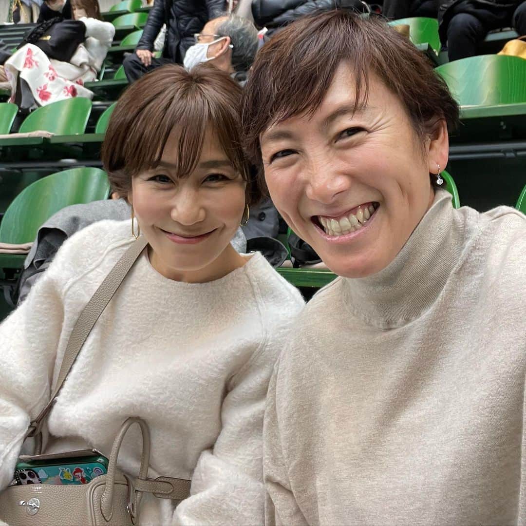 森上亜希子のインスタグラム：「今日は @aisugiyamaofficial さんと一緒にデビスカップ日本代表を応援してきました〜‼️  初戦を @yoshihito0927 選手が素晴らしい試合で勝利し、続く2試合目も @tarodaniel 選手がこれまた素晴らしい試合で勝利し、日本は初日を2-0でスタートと最高のスタートとなりました。 @gosoeda_official 監督の初陣、素晴らしい初日でした😊 チームの雰囲気も凄く良かったです‼️  娘にとっては初めてのプロの試合観戦。 めちゃくちゃ楽しかったみたいです‼️ とにかく「ボールのスピードが凄かった！」と大興奮でした！  明日も日本の勝利を期待しています‼️  Let’s go Team Japan 🇯🇵  #デビスカップ #デ杯 #daviscup #日本代表 #テニス #tennis」