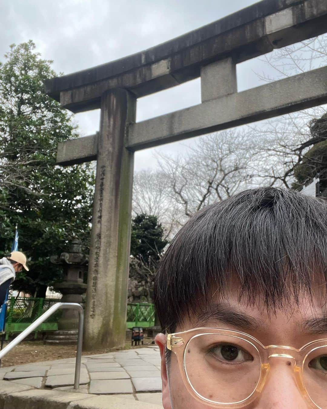 たけるさんのインスタグラム写真 - (たけるInstagram)「【最近の参拝歴】  上野東照宮　東京　上野 上野動物園の近く 徳川家康などが祀られてる。 金ピカ。 同じ苗字の千社札貼ってあった。 鳥居カッケェ。。。  #東京ホテイソン #たける #神社 #上野東照宮 #備中神楽」2月4日 19時32分 - takayanken