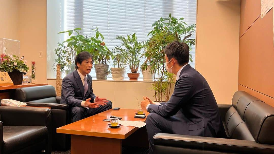 木下康太郎さんのインスタグラム写真 - (木下康太郎Instagram)「* この度、田村憲久前厚生労働大臣のインタビュー記事を書かせていただきました。  激動の日本のコロナ対策の中心で何を見て、感じ、指揮を執ってきたのか、当時の心境などについて伺っております。  当時「テレビで田村さんを見ない日はない」というほど、フル稼働だった大臣としての生活などについてもお話しいただいております。  【前編】 答弁の数は1年間で3776回　田村前厚生労働大臣が語る 当時のコロナ対応の日々とは  【後編】 「大事なのは国民の意識」田村前厚生労働大臣に聞く、これからのコロナ対策とは  https://www.fnn.jp/articles/-/480723?display=full  前•後編と分かれております。 ストーリーのリンクからもぜひ🖋  #田村憲久　さん #FNNプライムオンライン #日曜報道THEPRIME #フジテレビ #アナウンサー」2月4日 19時43分 - kotaro_kinoshita0906