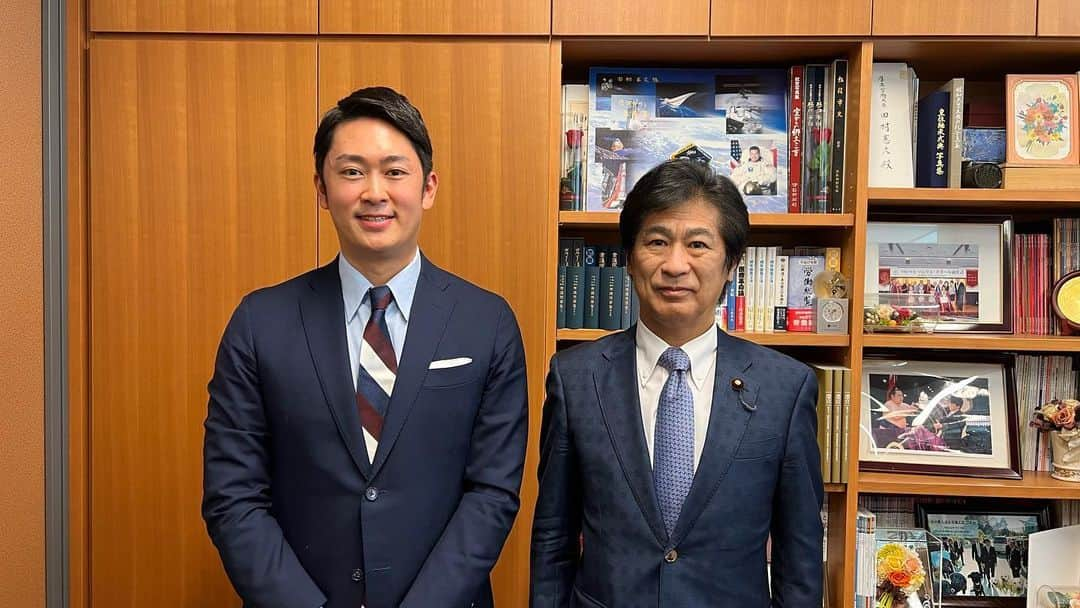 木下康太郎のインスタグラム：「* この度、田村憲久前厚生労働大臣のインタビュー記事を書かせていただきました。  激動の日本のコロナ対策の中心で何を見て、感じ、指揮を執ってきたのか、当時の心境などについて伺っております。  当時「テレビで田村さんを見ない日はない」というほど、フル稼働だった大臣としての生活などについてもお話しいただいております。  【前編】 答弁の数は1年間で3776回　田村前厚生労働大臣が語る 当時のコロナ対応の日々とは  【後編】 「大事なのは国民の意識」田村前厚生労働大臣に聞く、これからのコロナ対策とは  https://www.fnn.jp/articles/-/480723?display=full  前•後編と分かれております。 ストーリーのリンクからもぜひ🖋  #田村憲久　さん #FNNプライムオンライン #日曜報道THEPRIME #フジテレビ #アナウンサー」