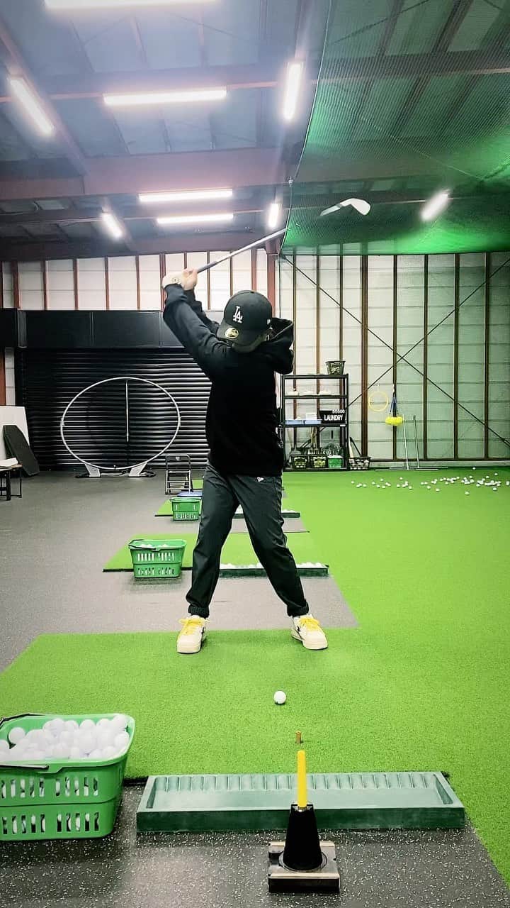 のインスタグラム：「ゆったり大きく振る　〜面を感じて〜  最高の練習環境　@clubhouse.17  感謝です。  #ゴルフ  #ゴルフスイング  #練習 #インドア  #オフトレ  #ニューエラ #成長」