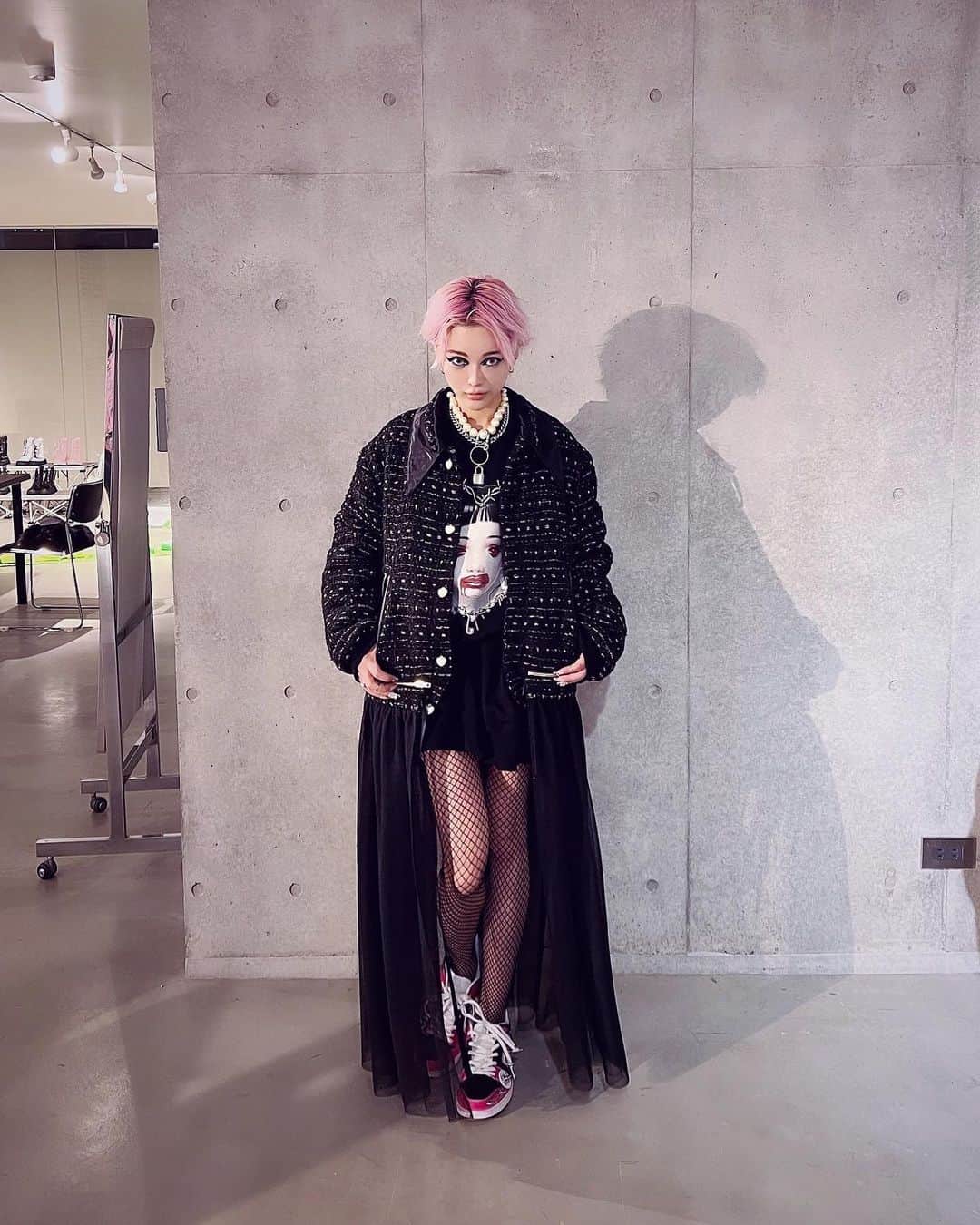 北出菜奈のインスタグラム：「_ _ 🖤🐇  KIDILL @kidill 2023/2024 AW collection❤️‍🔥  ずっとスニーカー欲しくてオーダーしちゃいましたかわよい、さすがスケーターシューズなだけに歩きやすいかわいい最高、KIDILLはいつも最高。  🫶🏻  #ootd #ootdfashion #fashion #outfit #coordinate #style #instafashionista #punk #punkfashion #punkgirl #punkhair」
