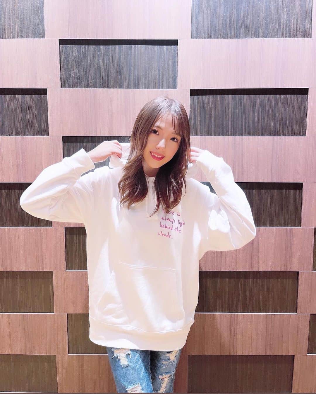 菜々のインスタグラム：「本日２０時より🎉  @eastwoodswear さんとコラボで私のグッズ第二弾が発売されます👏 前回皆さんが沢山Getしてくださったのでこの様な機会を頂きました。ありがとうございます🤭✨  販売期間は2週間です🌈 【2023/2/4 20:00 〜 2023/2/18 23:59】  👚EW×菜々/Hoodie ¥6200  すっきりシルエットのシンプルデザインなので、スマートに着こなせる、裏パイル地の定番プルオーバーパーカです。 裏パイル地なので、これからの季節にピッタリです。 丈夫でボリューム感のあるフード二重仕様となっております。  カラー（ホワイト サンドベージュ  ミックスグレー ）  サイズ（S~XL）  S（身丈63/身幅52/袖丈56） M（身丈67/身幅55/袖丈60） L（身丈71/身幅58/袖丈61） XL（身丈76/身幅63/袖丈62）  👚 EW×菜々/Long T-shirt ¥4400  少しオーバーサイズでアウターにするのも良し、レイヤードでインナーにするのも良し、オールシーズン着用できるロングスリーブです。  カラー（ ホワイト ブラック  ミックスグレー） サイズ（S~XL）  S（身丈65/身幅49/袖丈60） M（身丈69/身幅52/袖丈62） L（身丈73/身幅55/袖丈63） XL（身丈77/身幅58/袖丈64）  サイズはS〜XL 色は3色展開で✨ 私はMサイズ着用していますっ😘  私がデザインしました❤️  ※売り切れなし、販売期間が終わり次第順次発送となります！  ハイライト『Goods』から購入リンク飛べます🤍 是非Getしてね〜😋  最後に⚠️ ☆現金払いの方は2日間入金が無いと自動キャンセルになってしまうので入金漏れが無いようにお願いします。 ☆一度購入したらキャンセルや住所変更 サイズ変更が出来ないので、必ず間違えがないようにお気をつけ下さい。 ★販売期間を過ぎてしまうと再度、購入が出来なくなるので販売期間内で必ず入金して頂くように(販売期間の延長不可)お願いします🙏」