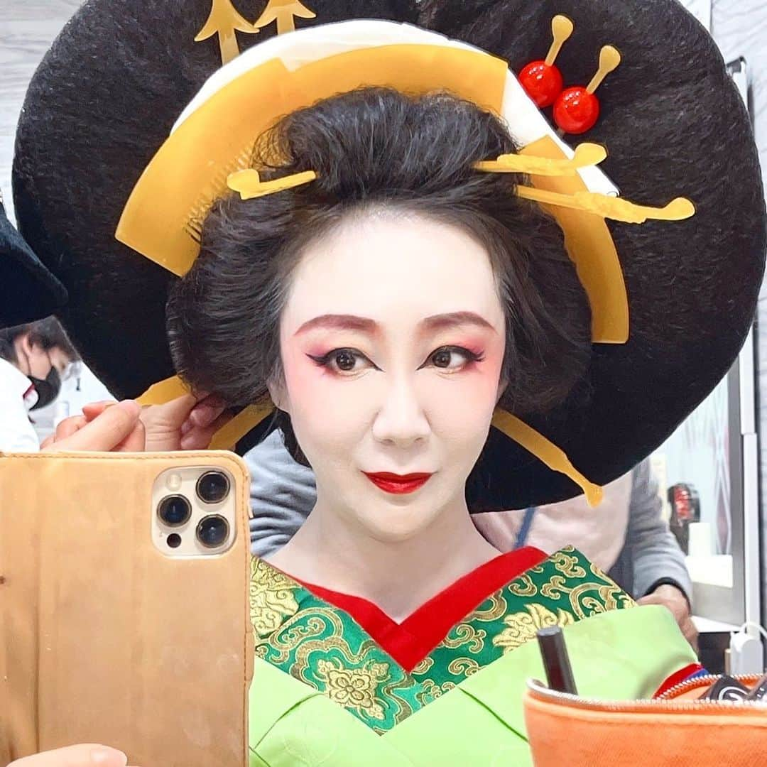 唐沢菜々江さんのインスタグラム写真 - (唐沢菜々江Instagram)「2月3日の節分👹を、銀座では  #お化けの日 👻 と呼び仮装をします。 クラブNanaeでは皆で花魁などの仮装をしました🤗👘‼️  私も花魁姿🌹 実は…頭がすっごく重いです😂 でもゴージャスで我ながら大満足✨  来年は皆で花魁道中したいね🤗❤️  #花魁 #花魁道中 #花魁メイク #仮装 #ななえママ #菜々江ママ #クラブNanae #銀座ななえ #銀座 #東京 #クラブ #銀座クラブ #高級クラブ  #着物 #ホステス #youtube #ユーチューブ #youtuber #ユーチューバー #銀座ななえチャンネル」2月4日 20時00分 - nanae.karasawa