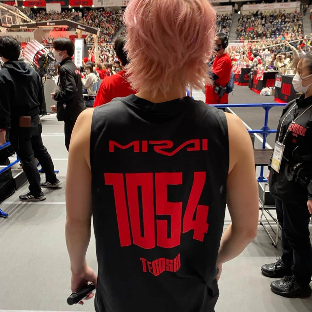 手越祐也さんのインスタグラム写真 - (手越祐也Instagram)「バスケットボールのBリーグ。アルバルク東京のハーフタイムショーの歌唱やイベント、そして観戦で代々木体育館に行ってきたー✌️ 久しぶりの代々木も懐かしかったしなによりBリーグめちゃ面白かった！！自分が歌ったりイベントに出演してる時以外はヒーローインタビューまで客席で見させてもらったんだけど迫力も音もすごいし距離も近くて最高だった🏀 アルバルクのファンの方にも温かく受け入れて頂いて感謝です！ また試合も観に行きたいし、何か俺に出来ることがあったらまたよろしくお願いします♪  #手越祐也  #yuyategoshi  #バスケットボール  #bリーグ  #アルバルク東京  #安藤周人  #吉井裕鷹」2月4日 20時11分 - yuya.tegoshi1054