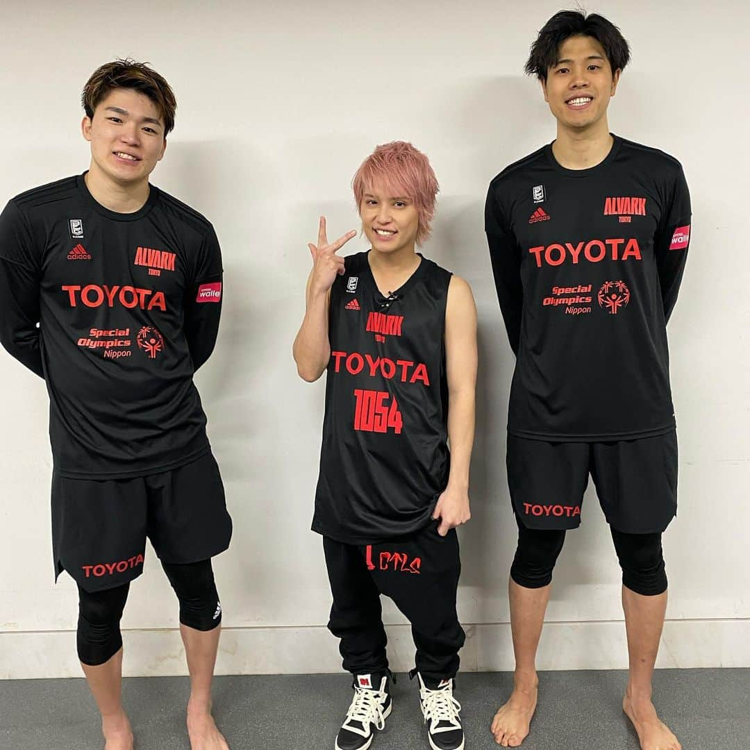 手越祐也さんのインスタグラム写真 - (手越祐也Instagram)「バスケットボールのBリーグ。アルバルク東京のハーフタイムショーの歌唱やイベント、そして観戦で代々木体育館に行ってきたー✌️ 久しぶりの代々木も懐かしかったしなによりBリーグめちゃ面白かった！！自分が歌ったりイベントに出演してる時以外はヒーローインタビューまで客席で見させてもらったんだけど迫力も音もすごいし距離も近くて最高だった🏀 アルバルクのファンの方にも温かく受け入れて頂いて感謝です！ また試合も観に行きたいし、何か俺に出来ることがあったらまたよろしくお願いします♪  #手越祐也  #yuyategoshi  #バスケットボール  #bリーグ  #アルバルク東京  #安藤周人  #吉井裕鷹」2月4日 20時11分 - yuya.tegoshi1054