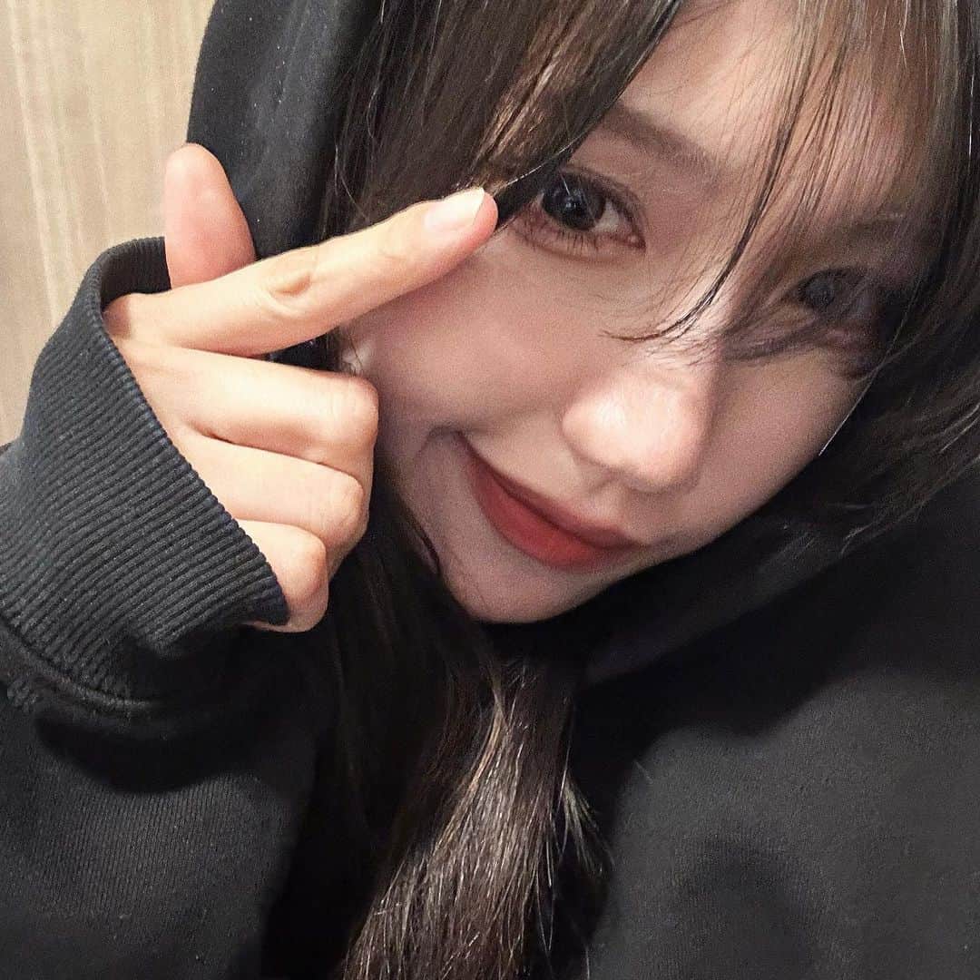 原田まゆのインスタグラム：「. そういえば新しいアイコンにしました😌認知よろしく🙇🏽‍♀️  #自撮り #일본 #좋아요#좋아요#셀카#メイク#パーカー#ブラックコーデ」