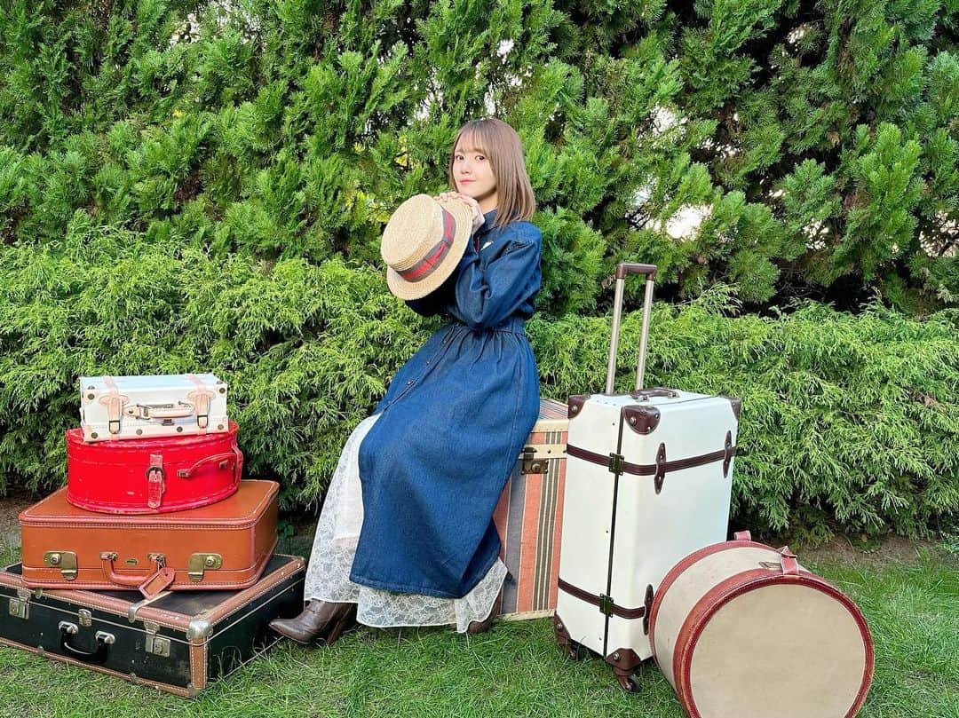 のインスタグラム：「🌿発売まであと4日🌿  ジャケット写真の撮影の オフショットを公開🍃  通常盤のジャケ写でもおなじみの写真🧳 カバンが大きいので 「鬼頭さんカバンの中に入れそうだね」 とスタッフは話していました😆  #鬼頭明里 4thシングル 「Dear Doze Days」2月8日発売❗️ kitoakari.com/dear-doze-days」