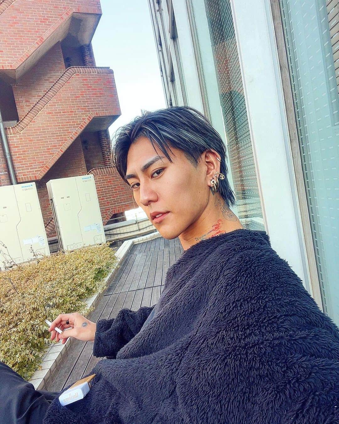 KOHEYのインスタグラム：「サンキュー同級生 @kokinhair  . . . #メンズヘア  #黒髪  #ハイライトカラー  #ハイトーンカラー  #fyp  #ヘアカラー  #ヘアカラートレンド」