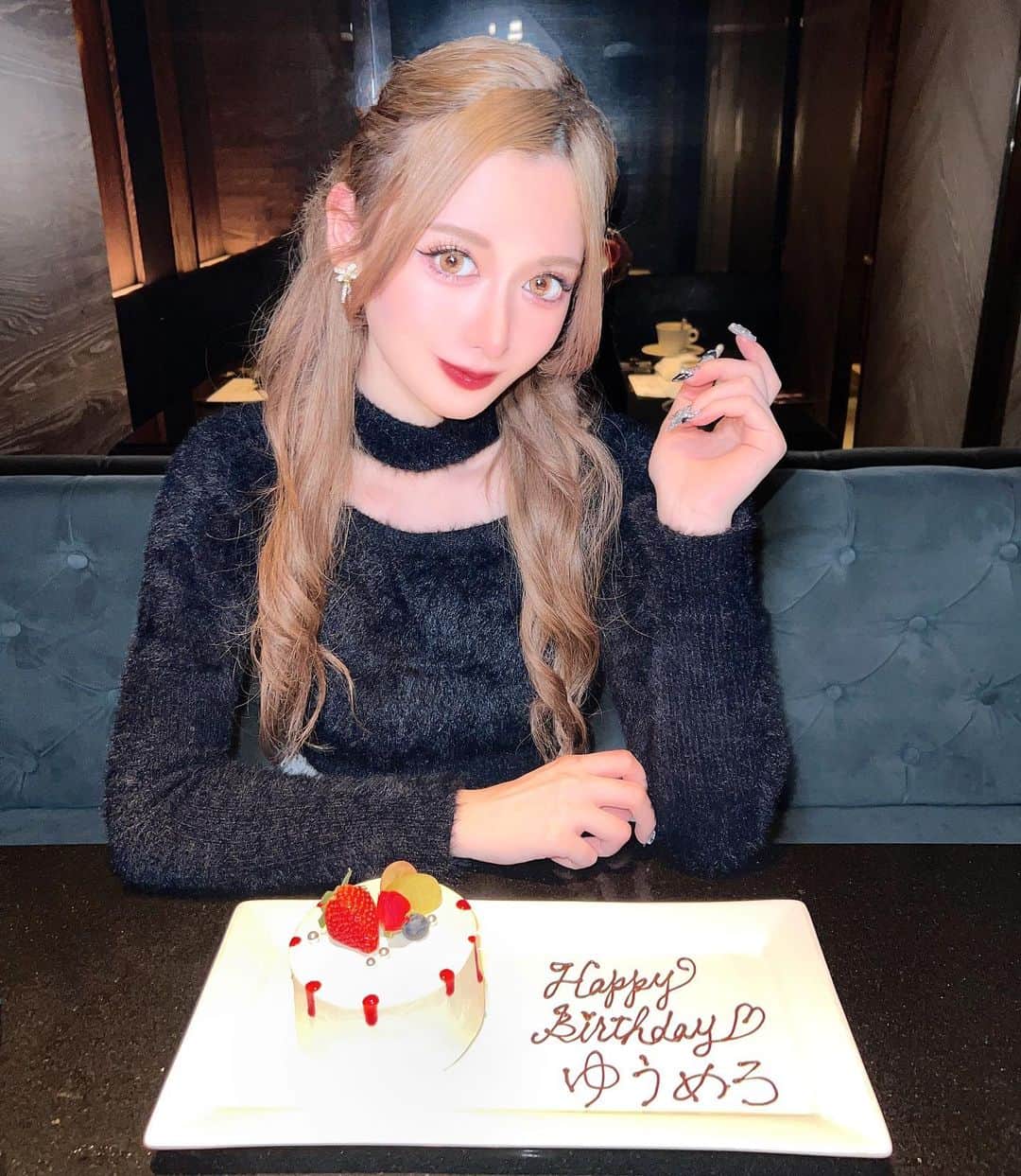 のインスタグラム：「麻布十番にある GODDES 🍽🤍 誕生日お祝いしてもらった💕 個室で、イタリアン料理美味しかった🤤♡ この日のトップスは、 @petitnavi_official 🖤 ・ #goddess #ゴッデス #麻布十番グルメ  #誕生日祝い #誕生日ケーキ」