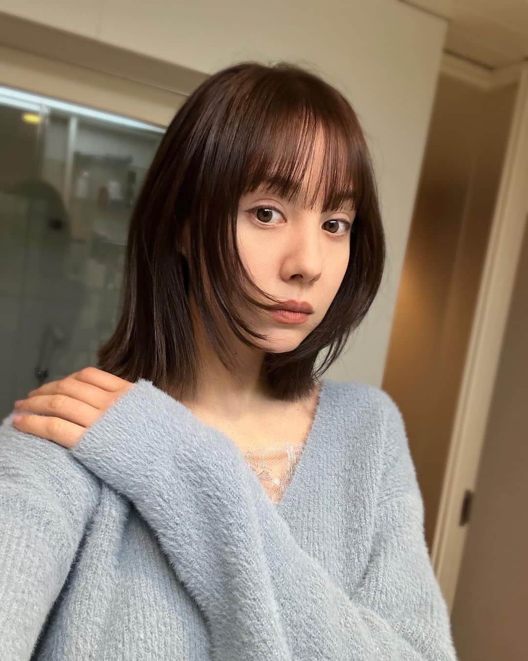 トリンドル玲奈のインスタグラム：「次の役に向けて髪色変えました🤍💫  「ラベンダーブラウン」 という色だそう。  艶が出やすいし、 すっぴん風メイク+リップだけポイント みたいなのも合いそうだなぁ。  たのしみだ🤍  @kenji_hairmake くんありがとうございました💫」