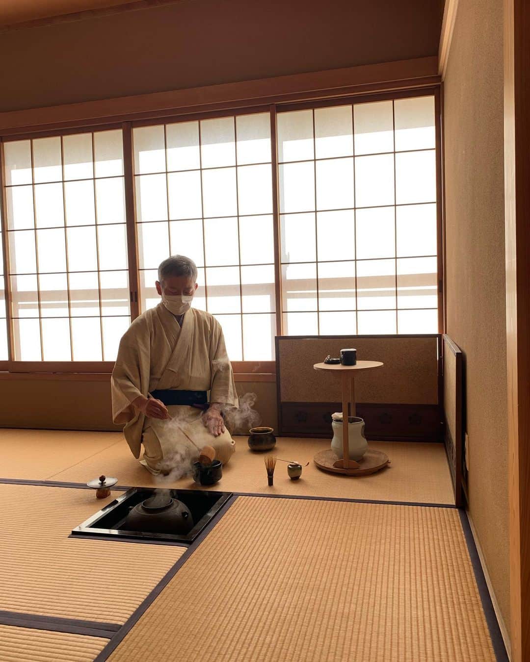 原江里菜 さんのインスタグラム写真 - (原江里菜 Instagram)「新年明けましておめでとうございます。 今更。笑 今年は年明けから張り切って動いてます！  そして、得意の時差投稿。 先日、西山ゆかりプロに誘ってもらって、お茶を習いに。 作法はもちろんながら、なぜその作法があるのか、おもてなしとはなんなのか。 日本の歴史と日本人の心を知ることは、古くから伝わることなのに知らないことだらけ。 新鮮でおもしろい。  2023年も好奇心旺盛おばさんの数々のチャレンジを見守って頂けたら嬉しいです。 応援よろしくお願いいたします。  今回このような機会をくださったのは、  表千家　中澤宗寿先生。 @soju_teaceremony   最後はお茶まで立てさせて頂き、最高の時間でした。 ありがとうございました。  #今年の年明けは箱根駅伝の応援から始まり #ゆかりさんとトレーニング #YouTubeの撮影に #サマンサのイベント #忙しく動き回っております  今年のスケジュールを言いますと、開幕戦のダイキンオーキッドレディースの推薦を頂き、そのあと、アクサレディース、ヤマハレディースの推薦も頂きました！ ステップアップツアーも積極的に出て行きますので、応援よろしくお願いします！」2月4日 20時36分 - haraerina_official
