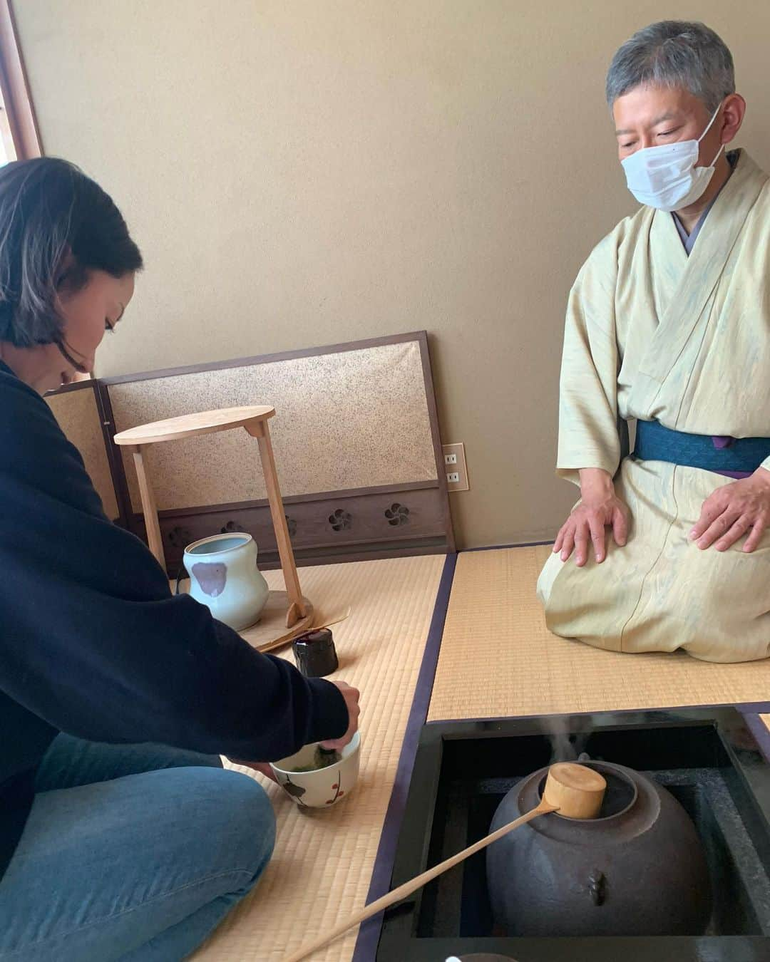 原江里菜 さんのインスタグラム写真 - (原江里菜 Instagram)「新年明けましておめでとうございます。 今更。笑 今年は年明けから張り切って動いてます！  そして、得意の時差投稿。 先日、西山ゆかりプロに誘ってもらって、お茶を習いに。 作法はもちろんながら、なぜその作法があるのか、おもてなしとはなんなのか。 日本の歴史と日本人の心を知ることは、古くから伝わることなのに知らないことだらけ。 新鮮でおもしろい。  2023年も好奇心旺盛おばさんの数々のチャレンジを見守って頂けたら嬉しいです。 応援よろしくお願いいたします。  今回このような機会をくださったのは、  表千家　中澤宗寿先生。 @soju_teaceremony   最後はお茶まで立てさせて頂き、最高の時間でした。 ありがとうございました。  #今年の年明けは箱根駅伝の応援から始まり #ゆかりさんとトレーニング #YouTubeの撮影に #サマンサのイベント #忙しく動き回っております  今年のスケジュールを言いますと、開幕戦のダイキンオーキッドレディースの推薦を頂き、そのあと、アクサレディース、ヤマハレディースの推薦も頂きました！ ステップアップツアーも積極的に出て行きますので、応援よろしくお願いします！」2月4日 20時36分 - haraerina_official