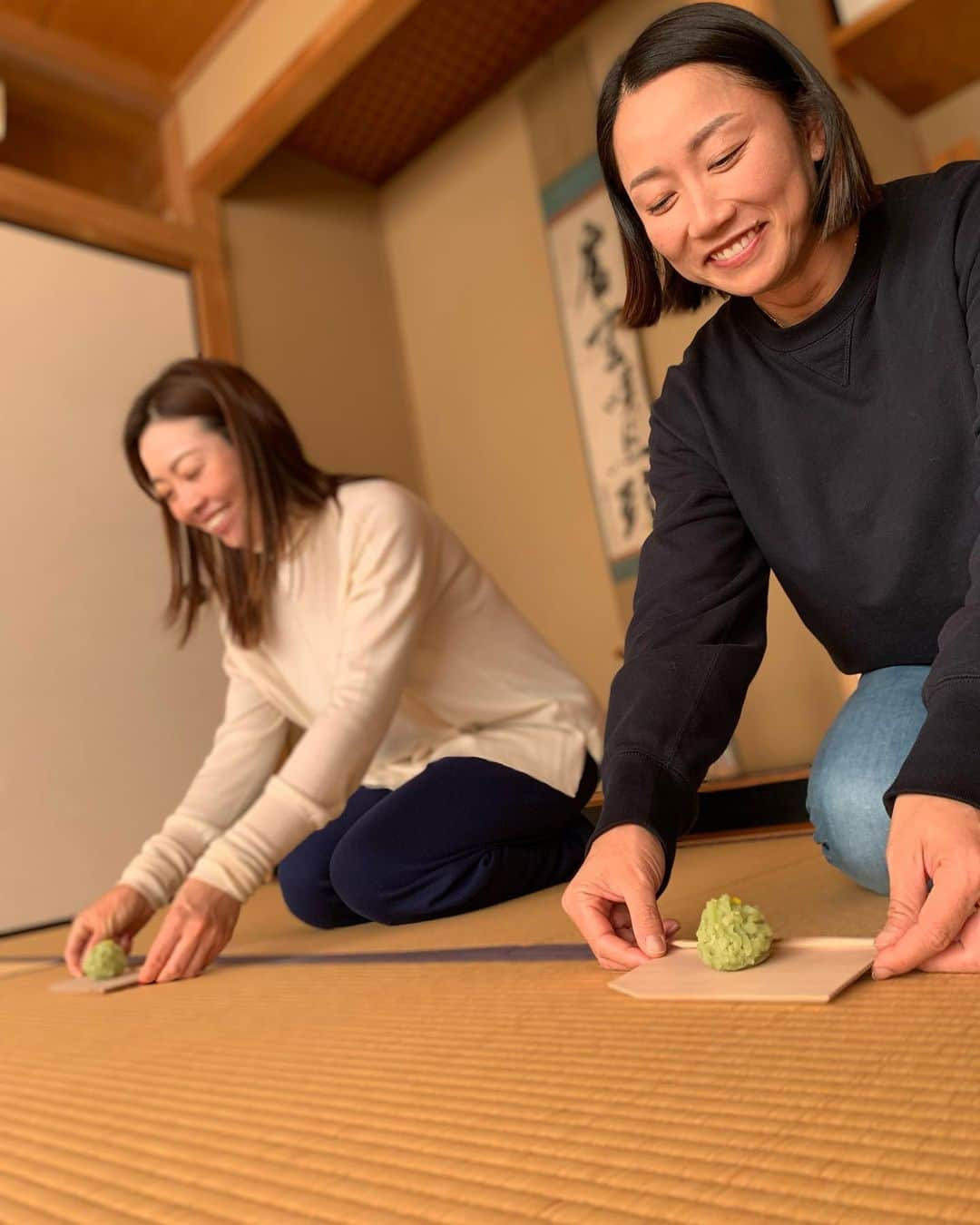 原江里菜 のインスタグラム：「新年明けましておめでとうございます。 今更。笑 今年は年明けから張り切って動いてます！  そして、得意の時差投稿。 先日、西山ゆかりプロに誘ってもらって、お茶を習いに。 作法はもちろんながら、なぜその作法があるのか、おもてなしとはなんなのか。 日本の歴史と日本人の心を知ることは、古くから伝わることなのに知らないことだらけ。 新鮮でおもしろい。  2023年も好奇心旺盛おばさんの数々のチャレンジを見守って頂けたら嬉しいです。 応援よろしくお願いいたします。  今回このような機会をくださったのは、  表千家　中澤宗寿先生。 @soju_teaceremony   最後はお茶まで立てさせて頂き、最高の時間でした。 ありがとうございました。  #今年の年明けは箱根駅伝の応援から始まり #ゆかりさんとトレーニング #YouTubeの撮影に #サマンサのイベント #忙しく動き回っております  今年のスケジュールを言いますと、開幕戦のダイキンオーキッドレディースの推薦を頂き、そのあと、アクサレディース、ヤマハレディースの推薦も頂きました！ ステップアップツアーも積極的に出て行きますので、応援よろしくお願いします！」