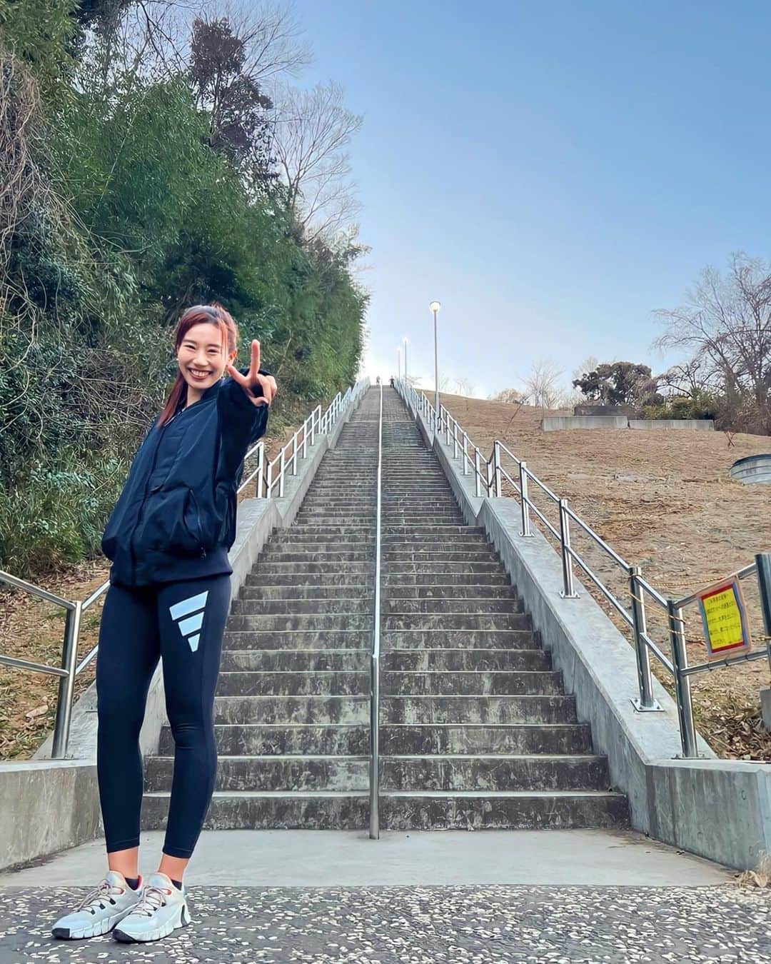 村上礼華のインスタグラム：「． 今週ラストは階段ダッシュでした！ 日々成長💪🏻💪🏻 @teraken1003  ありがとうございました😌 ． ． 笑顔で写真を撮ってもらっていますが、 足はプルプル震えていました。 #階段トレーニング #階段ダッシュ #0204」