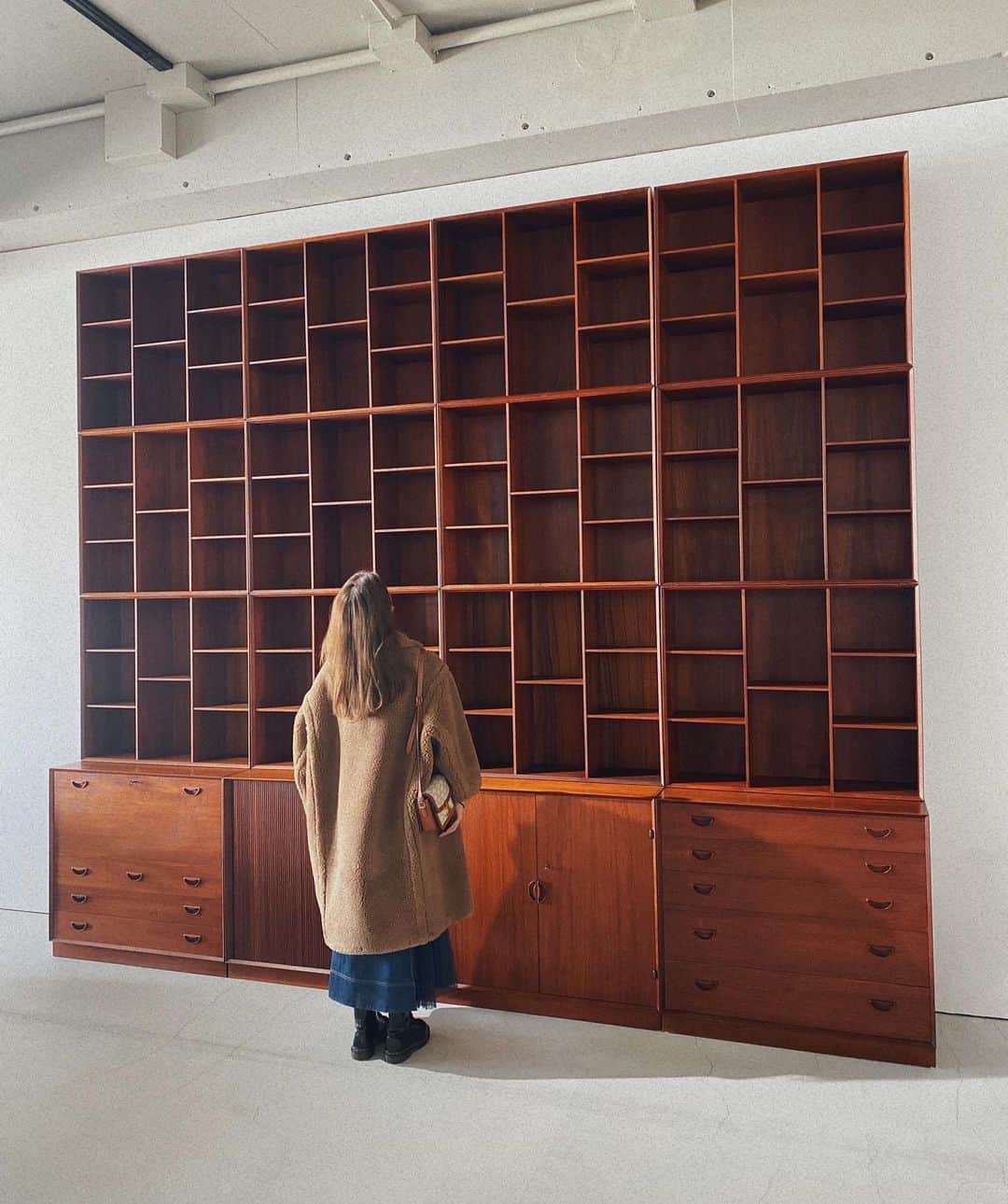 岡田ロビン翔子さんのインスタグラム写真 - (岡田ロビン翔子Instagram)「家具が好きになり、時間を見つけては気になる場所に足を運んでましたが、気が付けば家具巡りフォルダが1000枚超えに（どひゃー）  調べればすぐに出てくる便利な時代だけど、やっぱり自分の目で見る方が楽しくて好きなお店も少しずつ増えてきました♡  知れば知るほど奥深い世界（すぐ忘れちゃうけど）歴史を感じる佇まいや、かわいいフォルムにときめいたり、木の香りに癒されます  #圧巻の本棚 #家具巡り」2月4日 20時52分 - i_am_robin0315