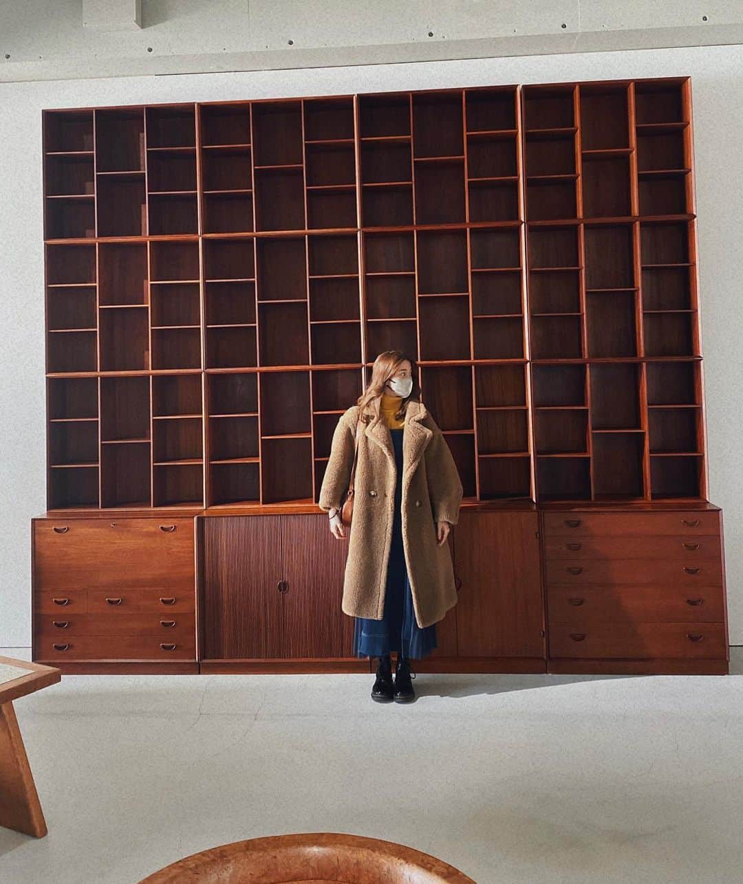 岡田ロビン翔子さんのインスタグラム写真 - (岡田ロビン翔子Instagram)「家具が好きになり、時間を見つけては気になる場所に足を運んでましたが、気が付けば家具巡りフォルダが1000枚超えに（どひゃー）  調べればすぐに出てくる便利な時代だけど、やっぱり自分の目で見る方が楽しくて好きなお店も少しずつ増えてきました♡  知れば知るほど奥深い世界（すぐ忘れちゃうけど）歴史を感じる佇まいや、かわいいフォルムにときめいたり、木の香りに癒されます  #圧巻の本棚 #家具巡り」2月4日 20時52分 - i_am_robin0315