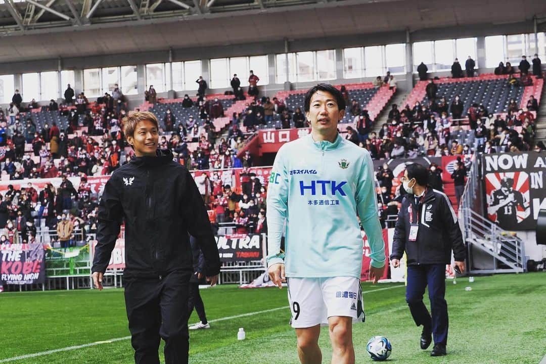 渡邉千真さんのインスタグラム写真 - (渡邉千真Instagram)「PSM⚽️＠神戸 . 松本山雅FCサポーターの皆さん神戸まで応援ありがとうございました📣 . ヴィッセル神戸サポーターの皆さん試合後チャントと大きな拍手で迎えて頂きありがとうございました👏あのチャントは一生涯忘れる事はありません。また皆さんに会えるように頑張ります！ . #psm  #matsumotoyamagafc  #松本山雅fc  #visselkobe  #ヴィッセル神戸  #素晴らしい応援ありがとうございました  ##渡邉千真  #49」2月4日 20時49分 - kazumawatanabe_official