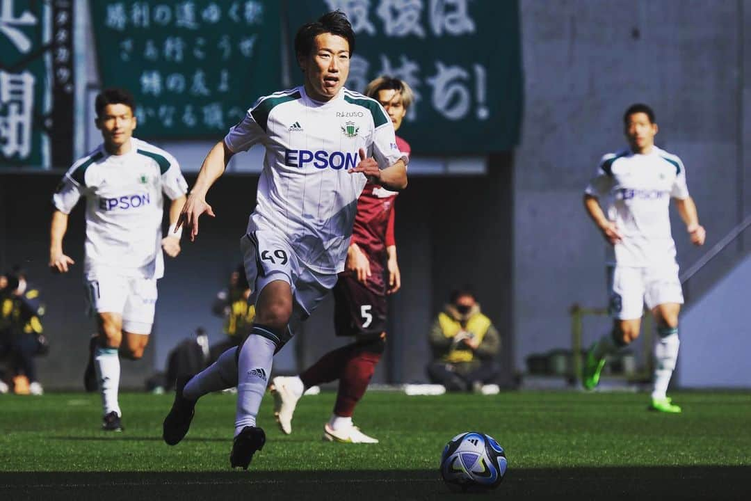 渡邉千真さんのインスタグラム写真 - (渡邉千真Instagram)「PSM⚽️＠神戸 . 松本山雅FCサポーターの皆さん神戸まで応援ありがとうございました📣 . ヴィッセル神戸サポーターの皆さん試合後チャントと大きな拍手で迎えて頂きありがとうございました👏あのチャントは一生涯忘れる事はありません。また皆さんに会えるように頑張ります！ . #psm  #matsumotoyamagafc  #松本山雅fc  #visselkobe  #ヴィッセル神戸  #素晴らしい応援ありがとうございました  ##渡邉千真  #49」2月4日 20時49分 - kazumawatanabe_official