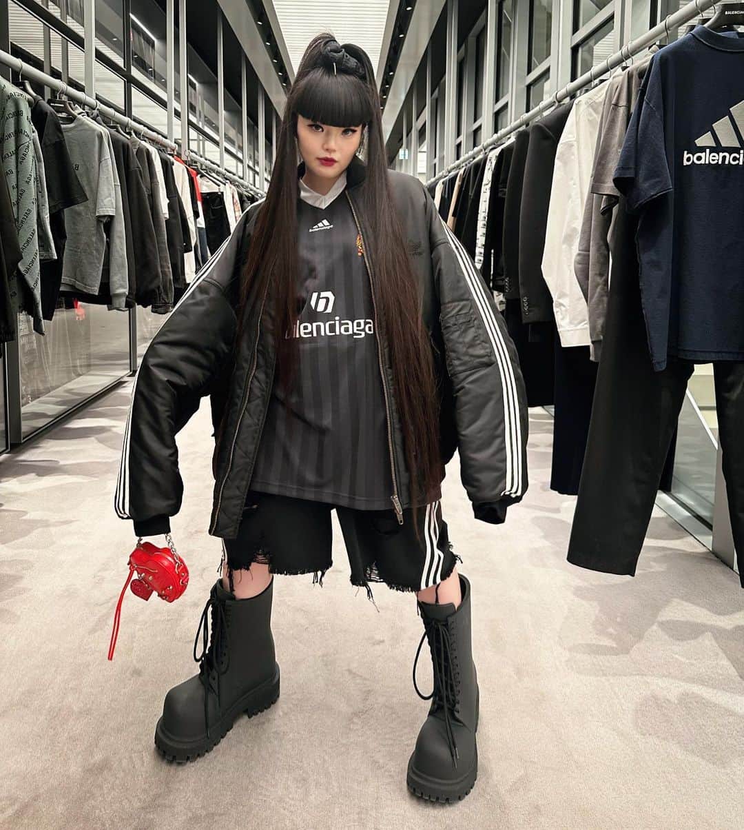 森山穂乃香のインスタグラム：「BALENCIAGA / ADIDAS🖤 @balenciaga @adidasoriginals #Balenciaga #balenciagaadidas」
