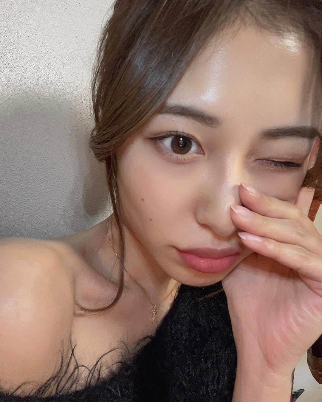 澤井玲未のインスタグラム：「ドアップ失礼✋🫠 @lepia.salon  にマツパしに行ってきた👀✨ . 今回は　#パリジェンヌ　🇫🇷🥂 前回もマツパしてもらってからマツ育頑張ったので仕上がり大満足🤭🖤 . 1/28にオープンしたばかりの目黒店にお邪魔してきました🚃 池袋店もあるので山手線沿いでどこの店舗も行きやすいから、仕事終わりにも楽チンでした！ . #韓ドル風まつ毛パーマ  も人気メニューみたいなので気になる方は是非💓 男性は　#眉毛ワックス もあるのでイケメン眉毛手に入れたい方もチェックしてみてねん☑️🦋 . #lepia#lepiasalon#まつ毛#まつ毛パーマ#パリジェンヌ#韓ドル#美容#眉毛サロン#まつ毛サロン#裸眼メイク」