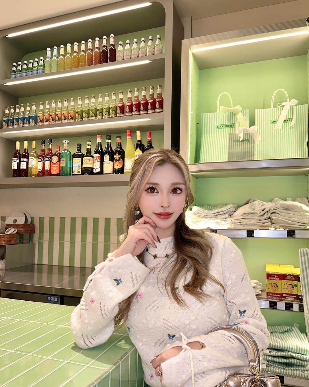 藤咲めいのインスタグラム：「ここ映えすぎてて写真10枚じゃ収まりらない📸🙈❤️ 海外にいるような空間が楽しめる🥹☕️🍰  載せきれてないものまたアップするかも💛  3人で美容と人生について語って楽しかった🙌💕🌈  . . #cafe #coffee #tokyo #表参道カフェ #表参道 #女子会 #fashionblog」