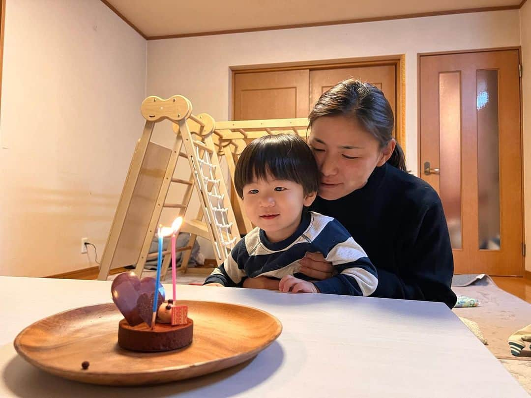 横峯さくらのインスタグラム：「息子が2歳になりました😊長いような、短いような2年間🤔元気いっぱい、これからもパパとママを困らせてね☺️  #2歳 #子ども #息子 #育児 #子育て #子育てママ #ママゴルファー #女子ゴルフ #女子ゴルファー #ゴルフ #lpga」