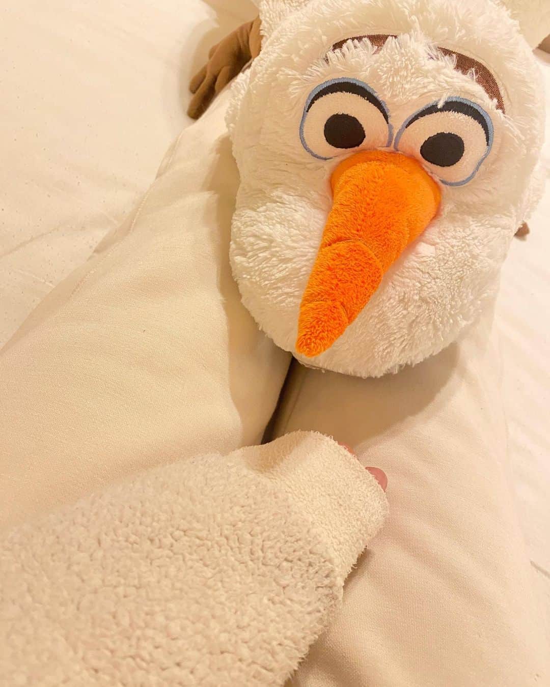 meiのインスタグラム：「. 私の最近の楽しみ🧸💕  家に帰ってきたらユニクロの 裏起毛スウェットに着替えること！  スエットは買わないや！ スエットだから裏起毛でも 風通しで寒いんだろうな！ って思ってたけど友達に勧められて買ったら 最高に暖かくて幸せに足が包まれてる☺️ もっと他の色を買っておきたかった🥲  今シーズンの私の 防寒アイテム買って良かったランキングに 私の中で第3位に入りました🥳🥳🥳  スエット？スウェット？   #ユニクロ #防寒アイテム #買ってよかった #裏起毛スエット #おすすめ #お揃い #お知らせ #趣味 #投稿 #部屋着 #部屋着女子」