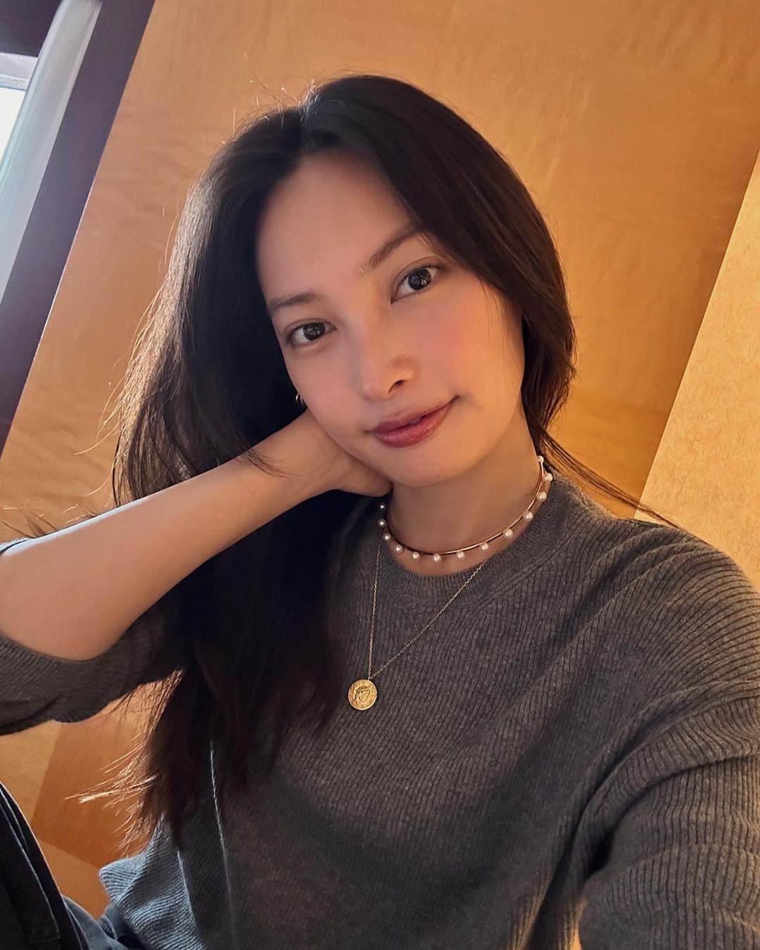 大政絢のインスタグラム：「３２歳になりました。 素敵なお祝いのメッセージに朝から幸せな気分でした。 皆さまいつも支えていただきありがとうございます🤍  一年が早く、30代に突入してからは自分の年齢を忘れることも増えましたが😅好きなことや大切にしていきたいものを大事により深く30代を駆け抜けていきたいと思います！  一枚目、久しぶりに自撮りしたら画角や表情がよく分からず…何十枚も撮ったんですが顔が硬い…🤔」