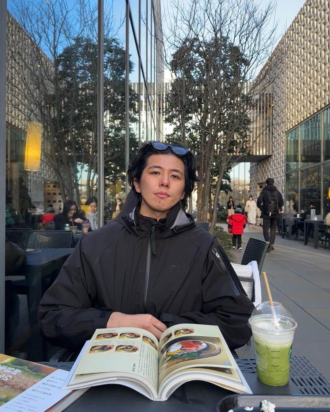 のインスタグラム：「. reading a sushi book」