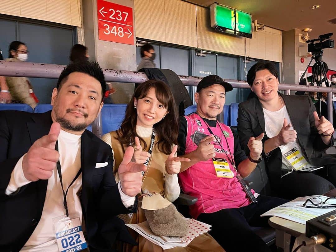 川口満里奈のインスタグラム：「. . 今年の元日は廃車王さんプレゼンツ Bリーグ千葉ジェッツvs三遠ネオフェニックス チバテレ中継副音声にお邪魔しました！ 今回も王様とイートンさんとわいわい ゆるーいトークを繰り広げちゃいました😂 とっても楽しくて 新年いいスタートを切ることができました🌈  同じくゲストだった井口さんと4人で🤳 今年も変わらずBリーグ愛してます！ . . #Bリーグ #バスケ #バスケットボール #千葉ジェッツ #三遠ネオフェニックス #chibajets  #basketball #slumdunk  #スラムダンク #廃車王 さん」